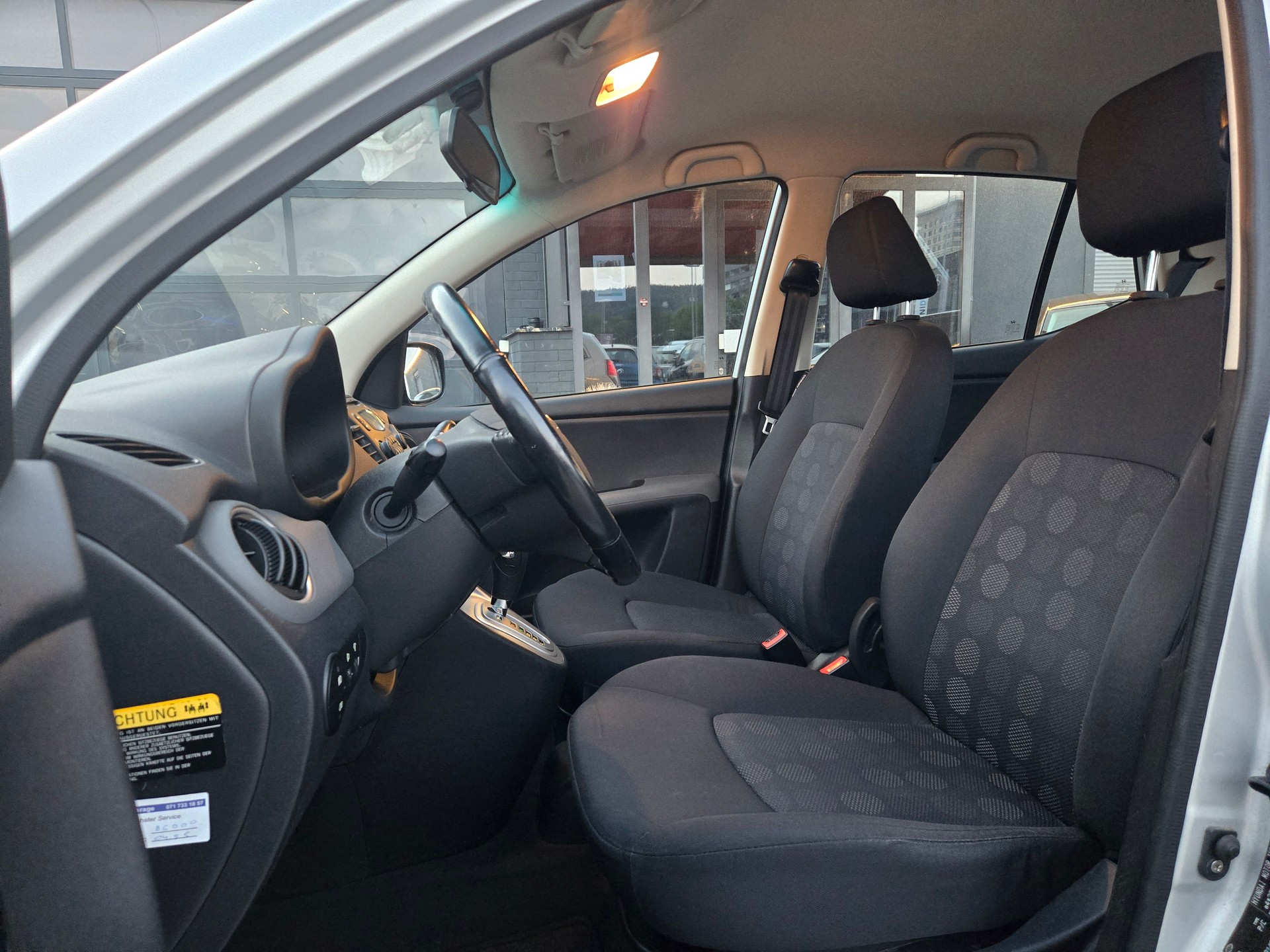 HYUNDAI i10 1.1 Style Automatic-image-9