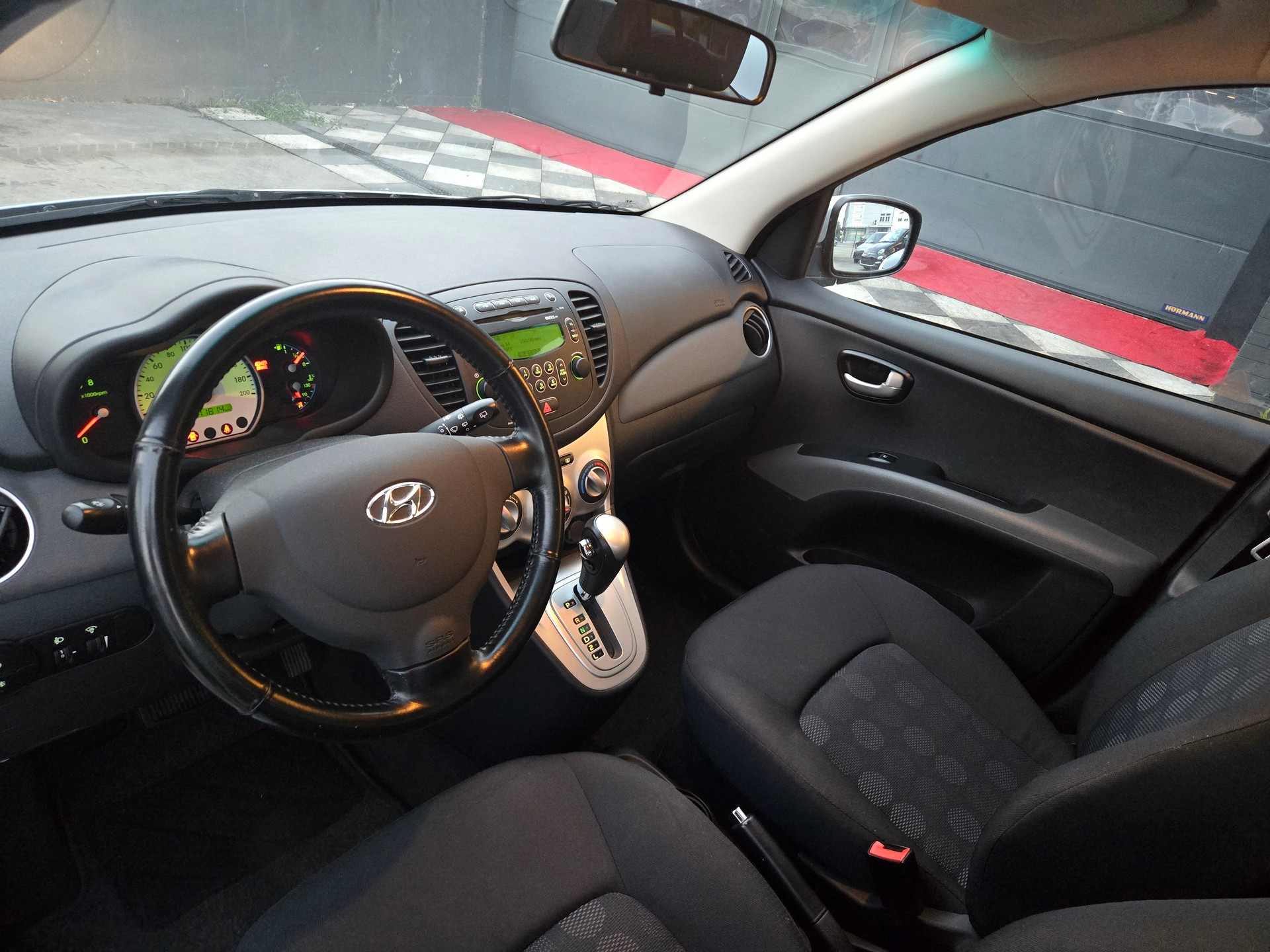 HYUNDAI i10 1.1 Style Automatic-image-10