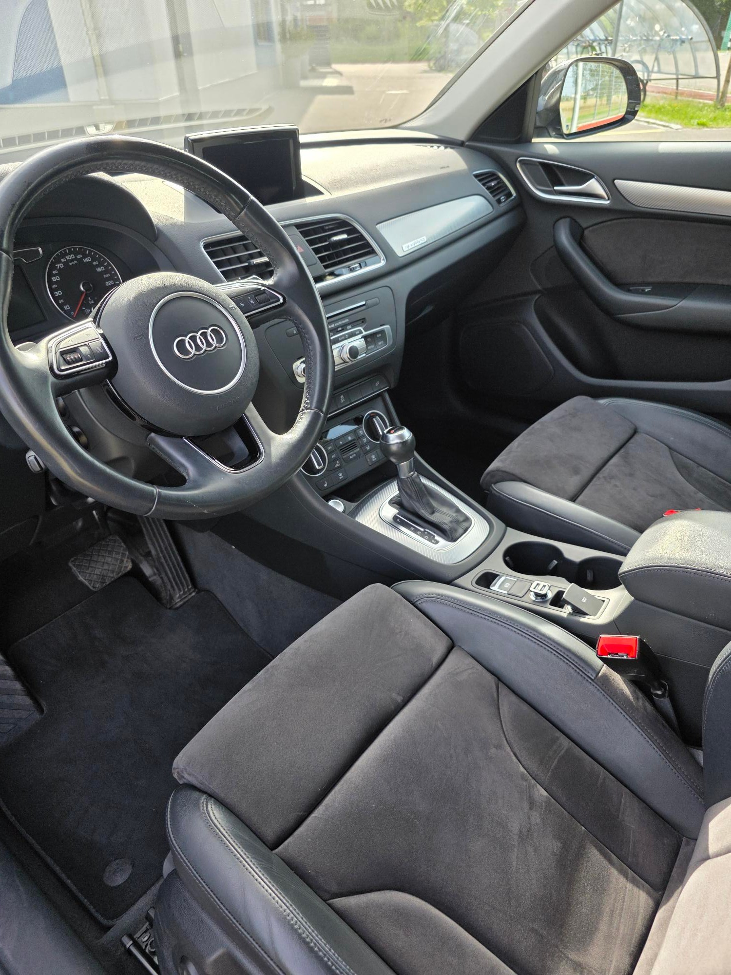 AUDI Q3 2.0 TFSI sport quattro S-tronic-image-8