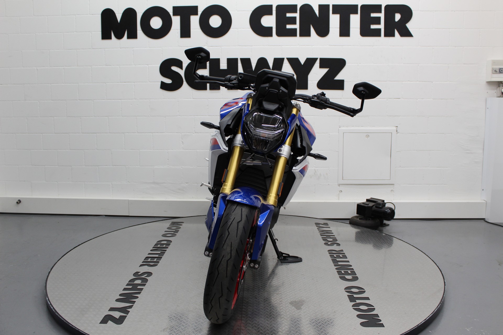 BMW F 900 R A2 (35kW)-showroom-element-2