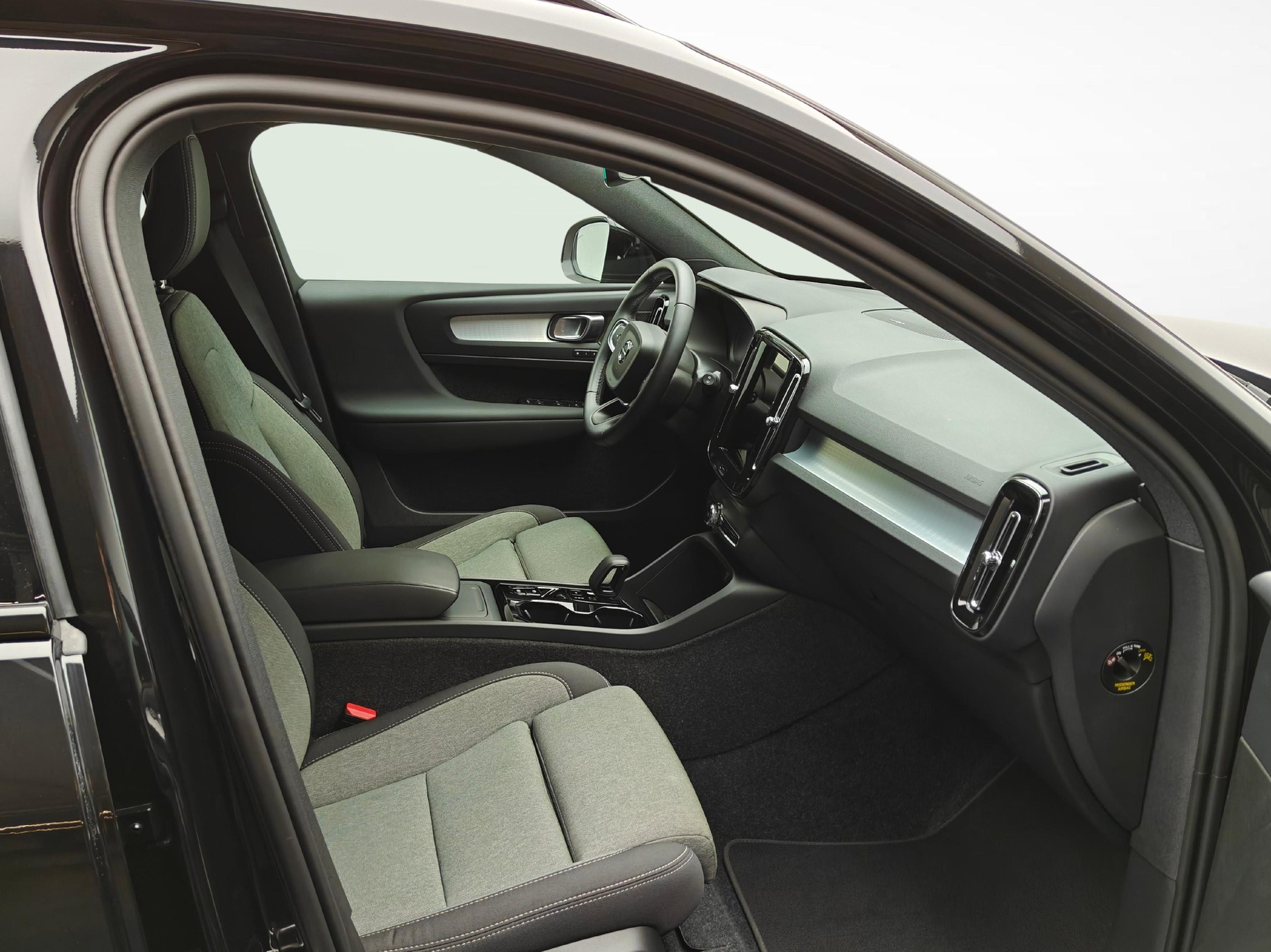 VOLVO XC40 2.0 B3 MH Plus Dark-image-9