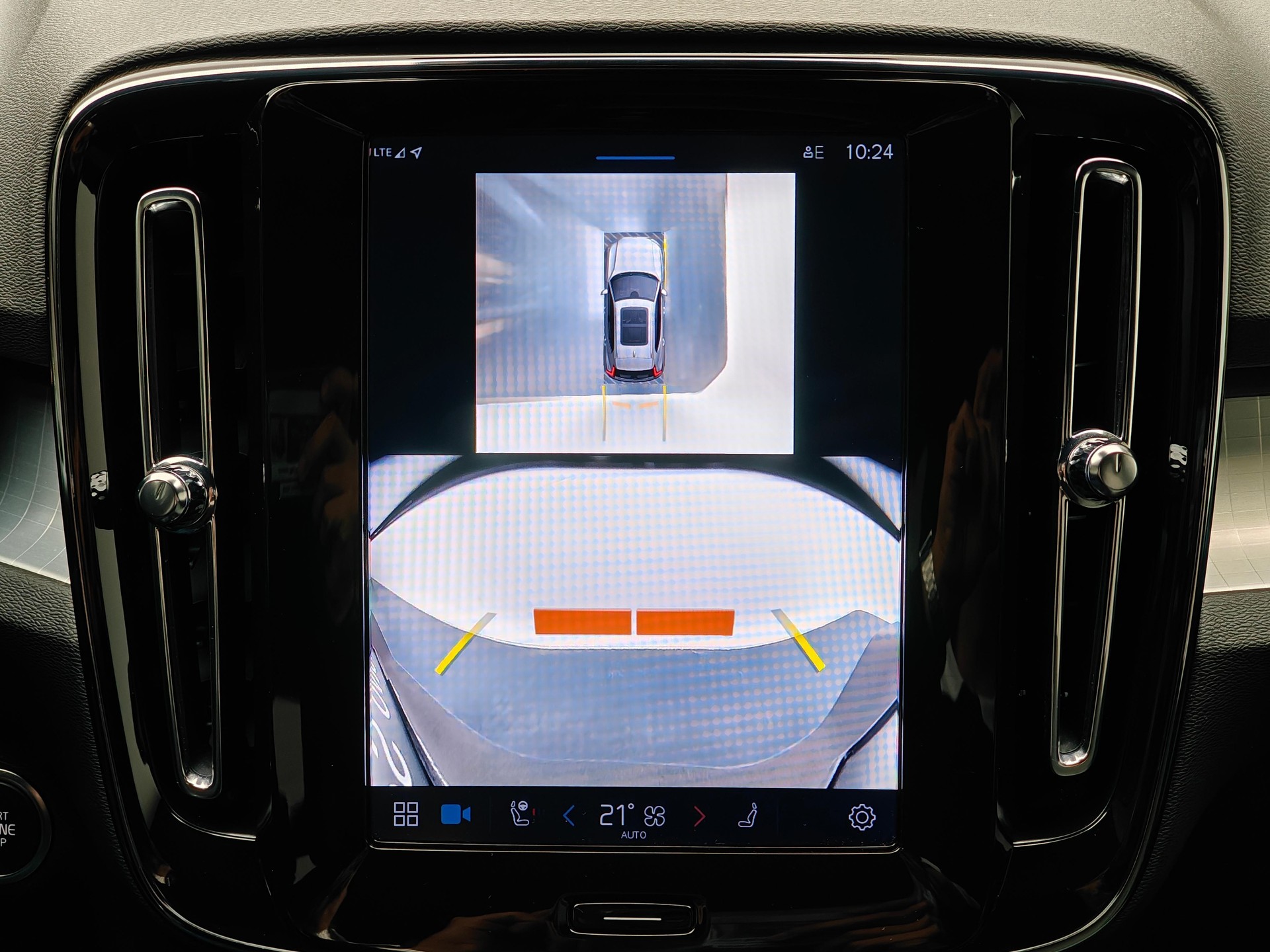 VOLVO XC40 2.0 B3 MH Plus Dark-image-13