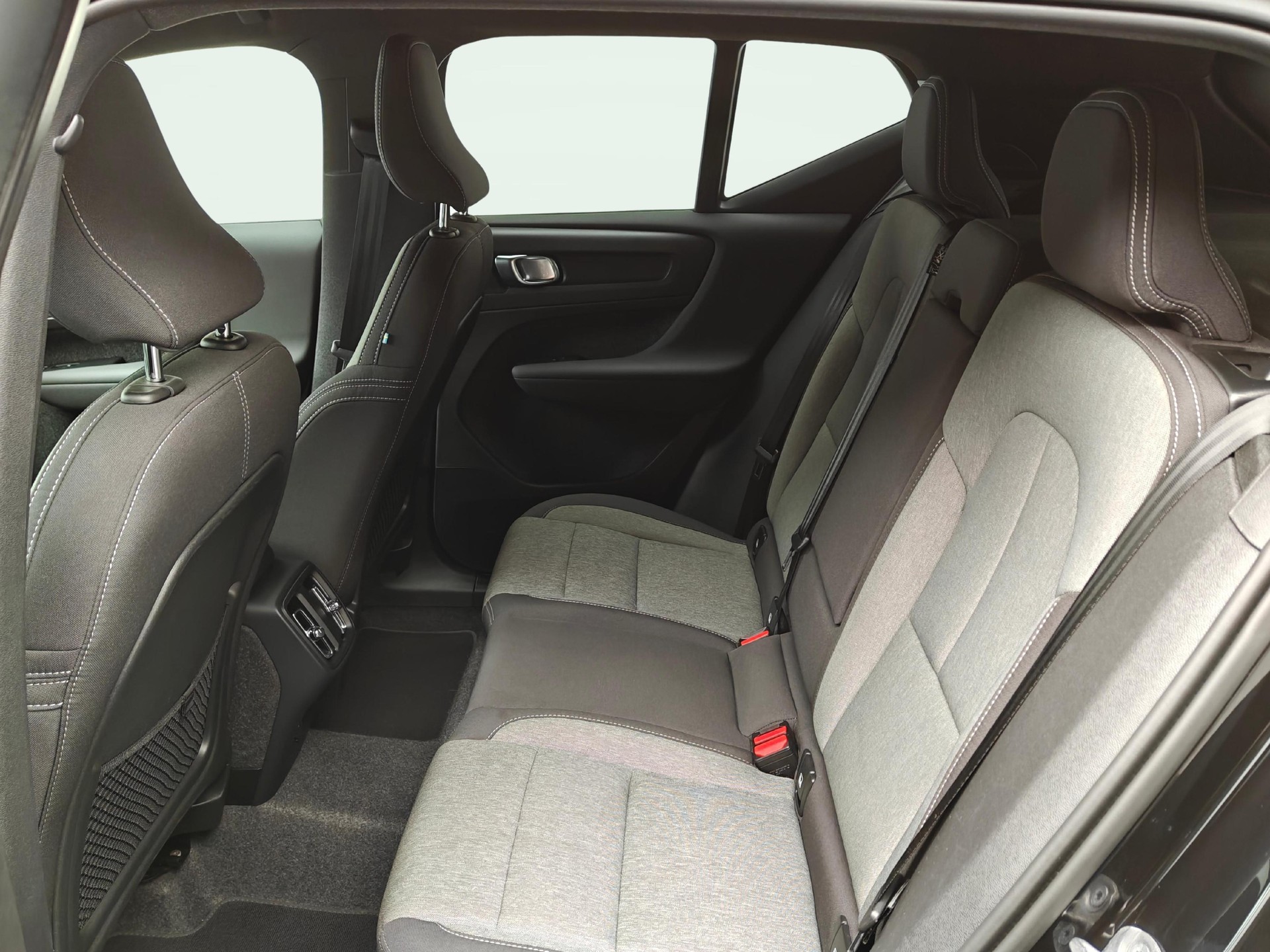 VOLVO XC40 2.0 B3 MH Plus Dark-image-10