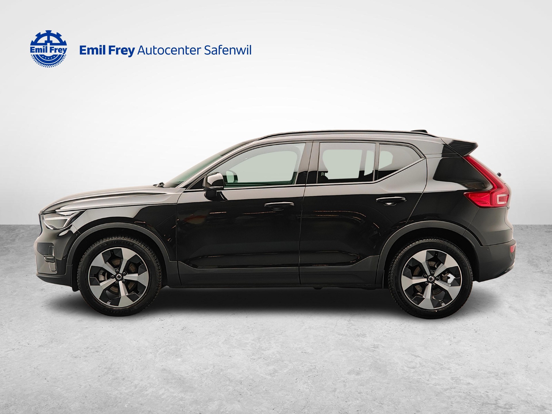 VOLVO XC40 2.0 B3 MH Plus Dark-image-1