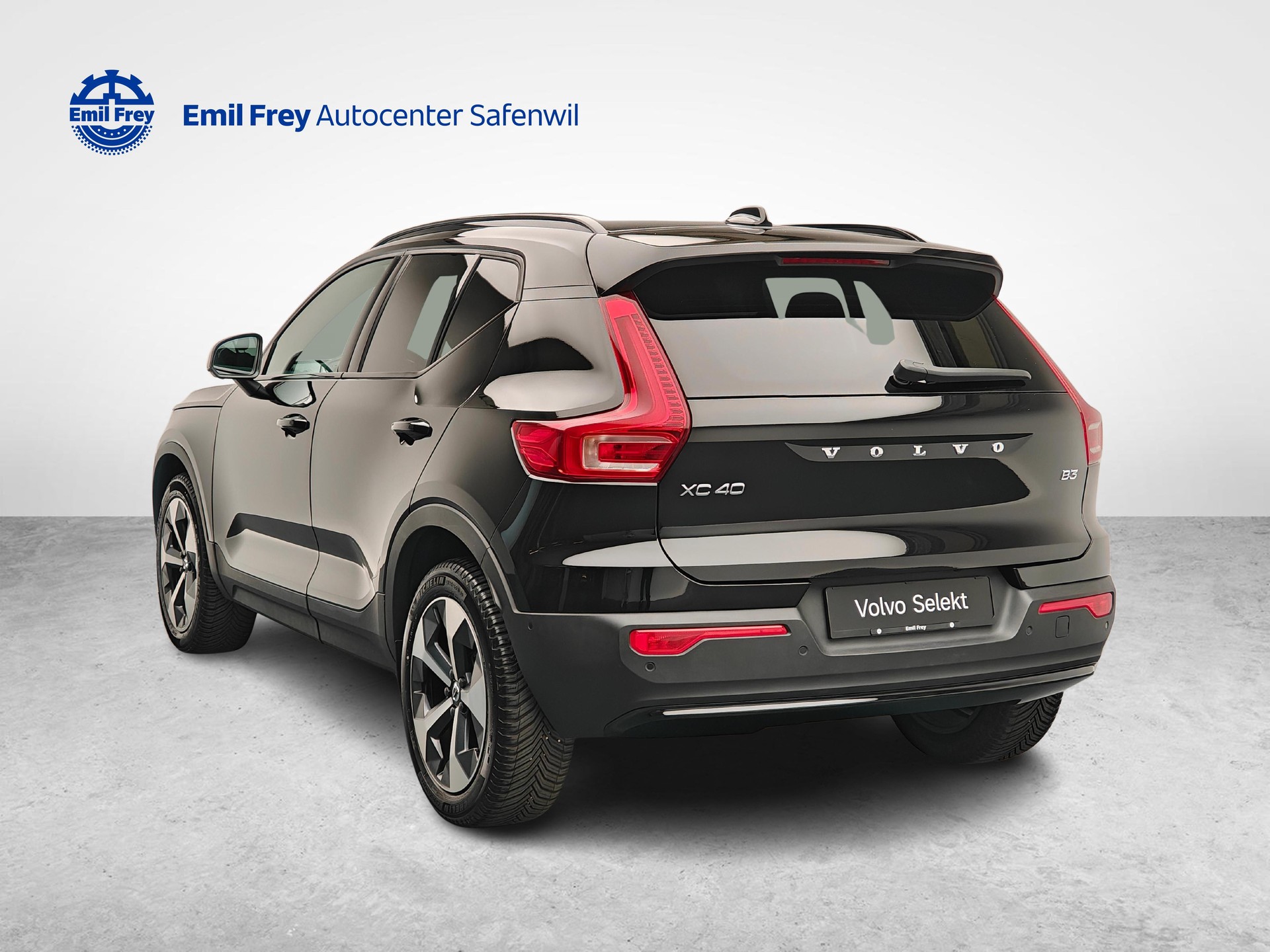 VOLVO XC40 2.0 B3 MH Plus Dark-image-2