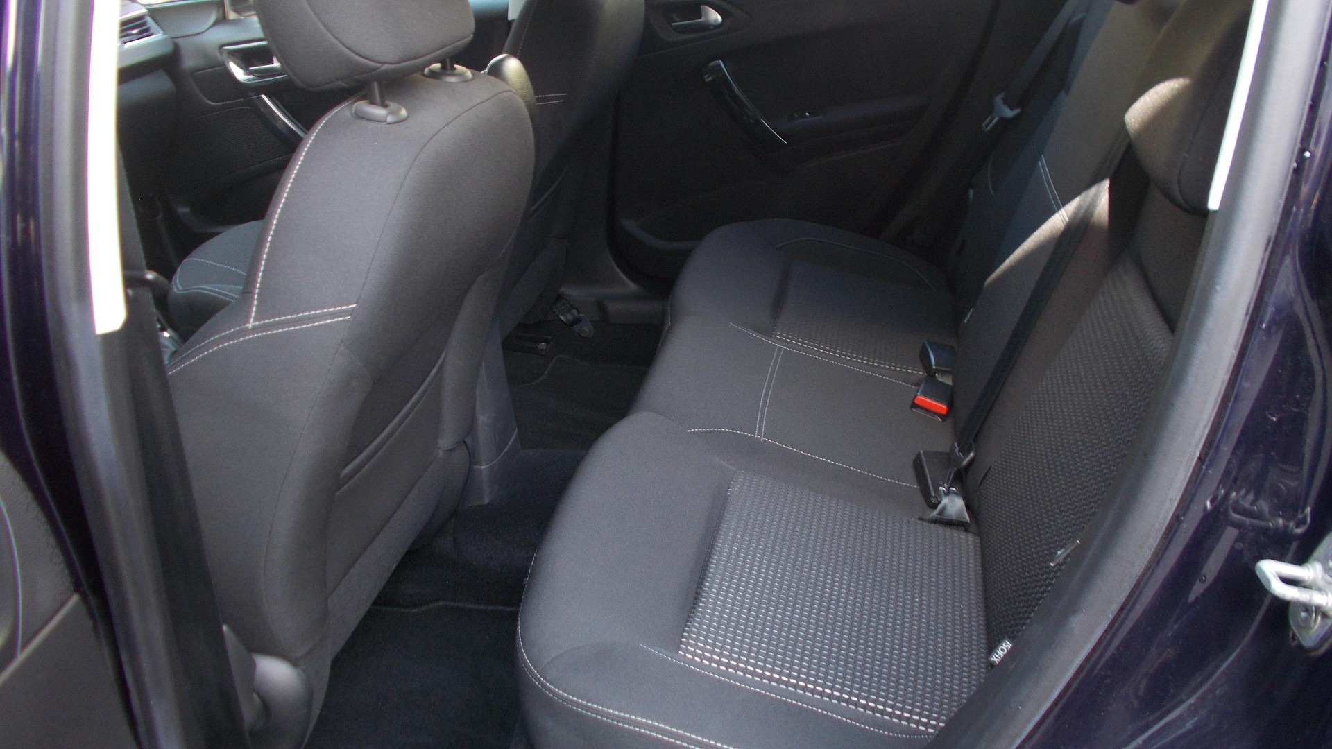 PEUGEOT 208 1.2 PureTech Allure-image-5