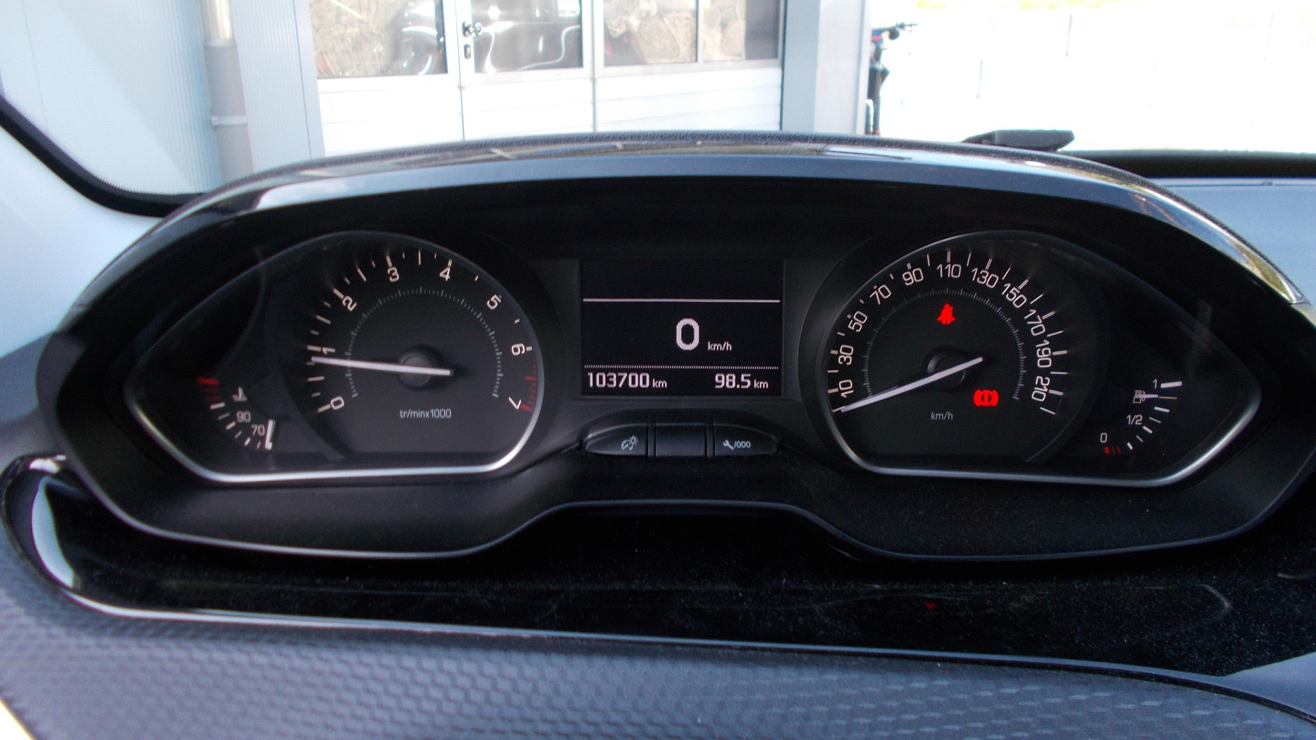 PEUGEOT 208 1.2 PureTech Allure-image-10