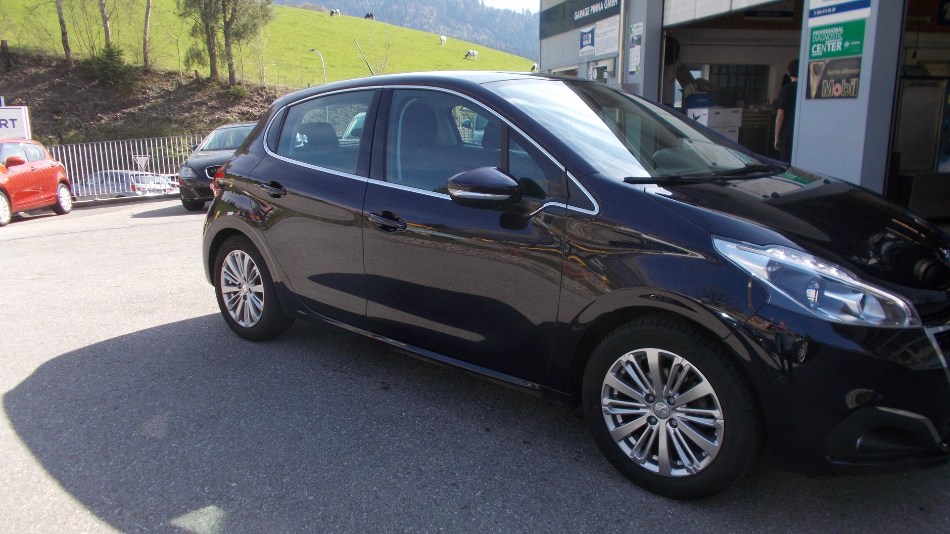 PEUGEOT 208 1.2 PureTech Allure-image-1