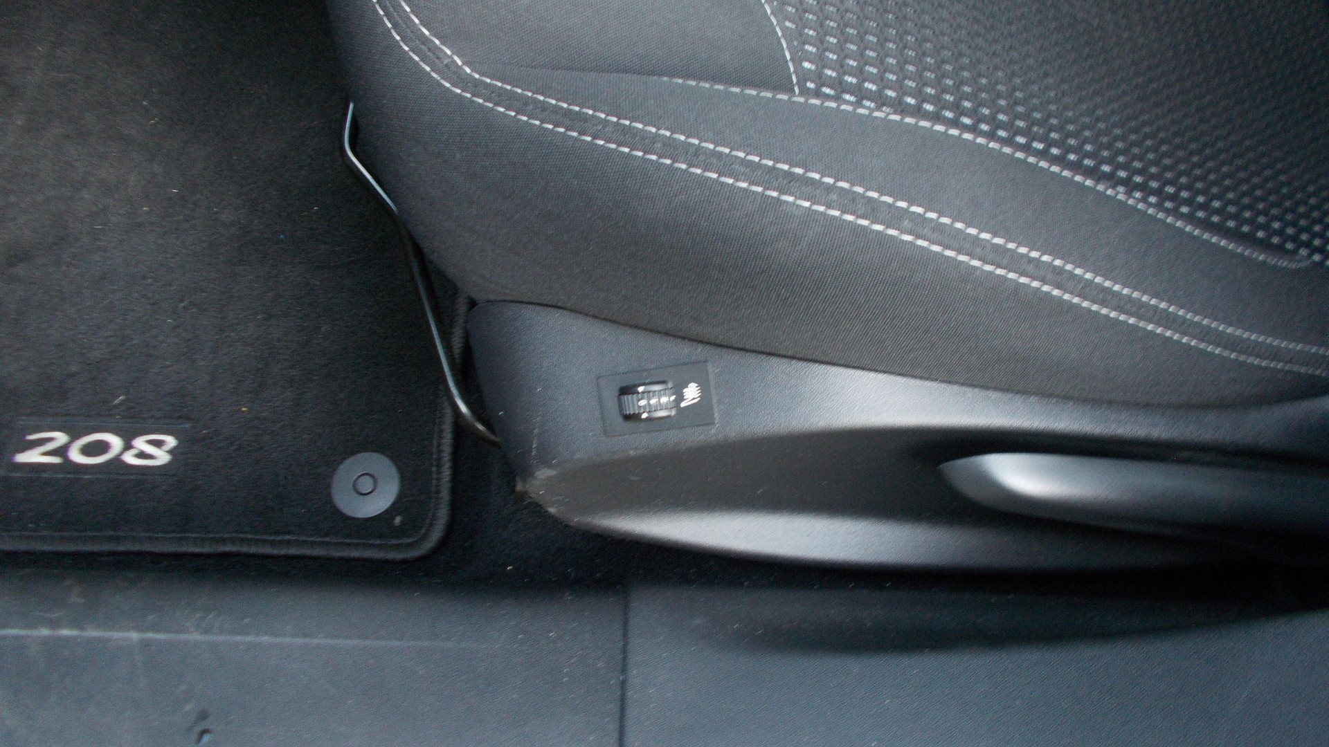PEUGEOT 208 1.2 PureTech Allure-image-14