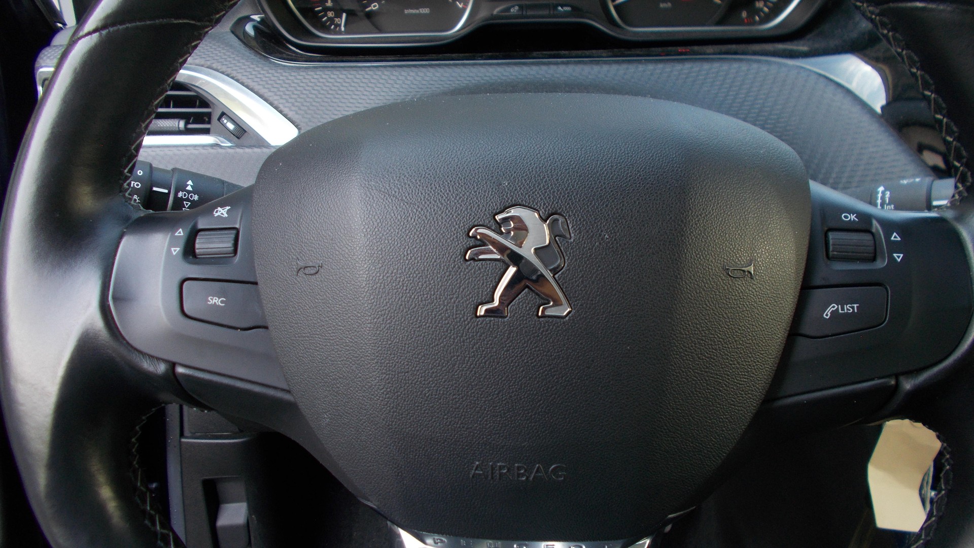 PEUGEOT 208 1.2 PureTech Allure-image-11