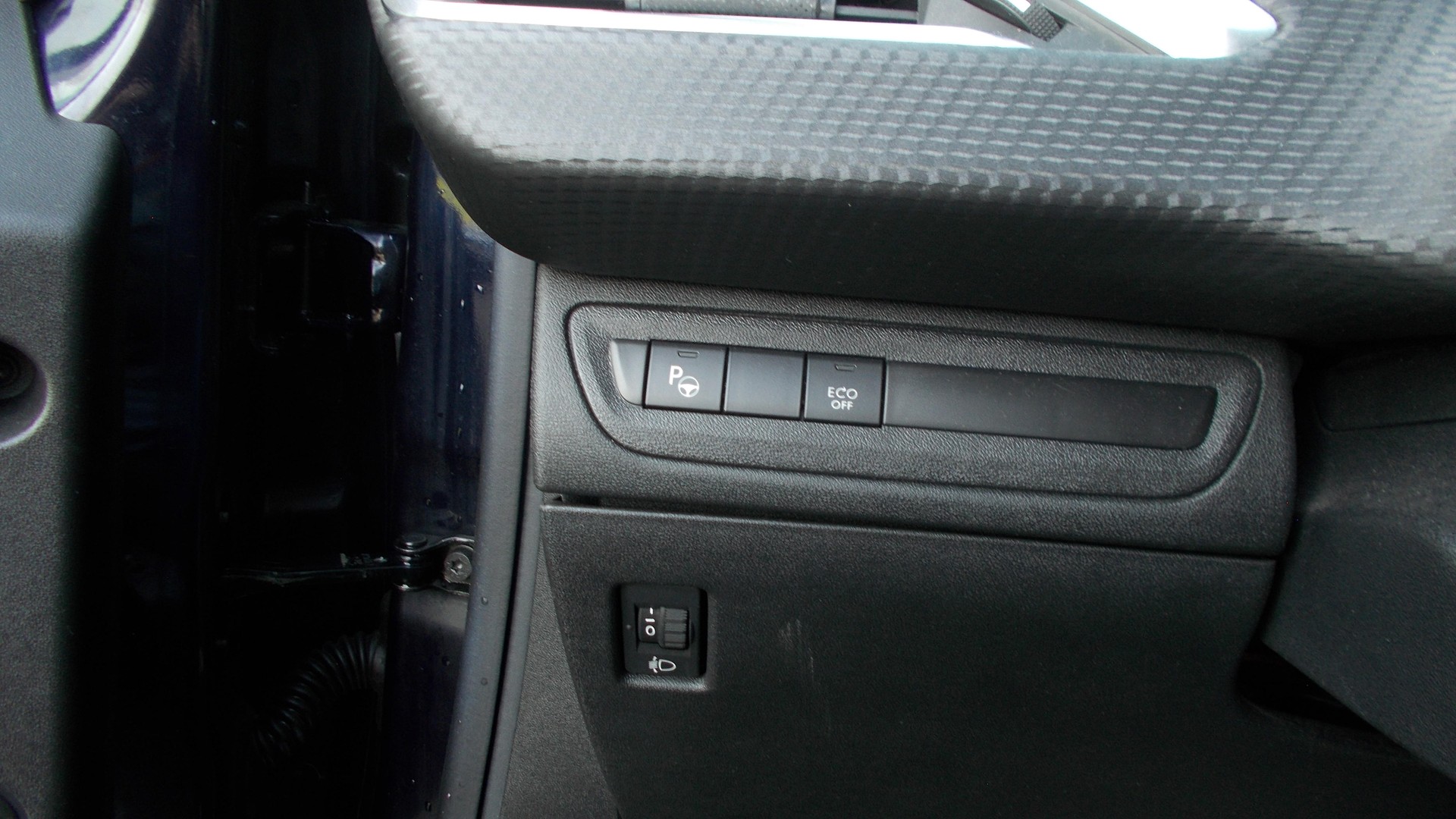 PEUGEOT 208 1.2 PureTech Allure-image-8