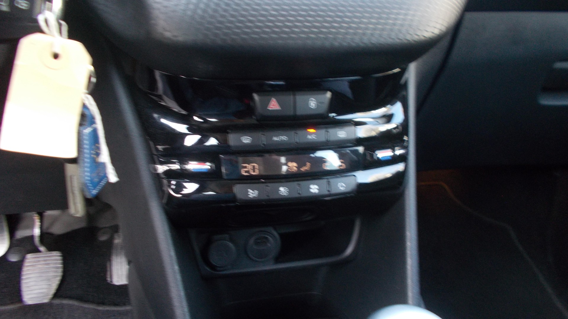PEUGEOT 208 1.2 PureTech Allure-image-13