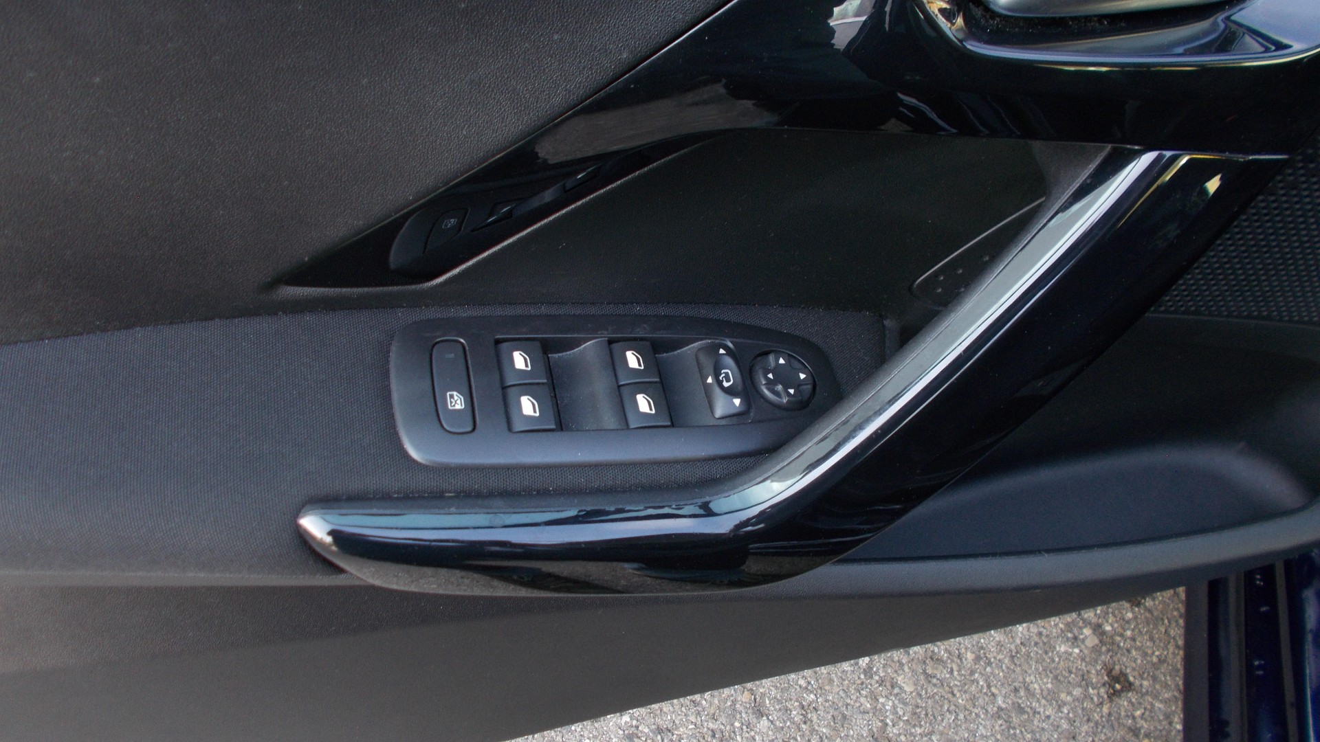 PEUGEOT 208 1.2 PureTech Allure-image-7