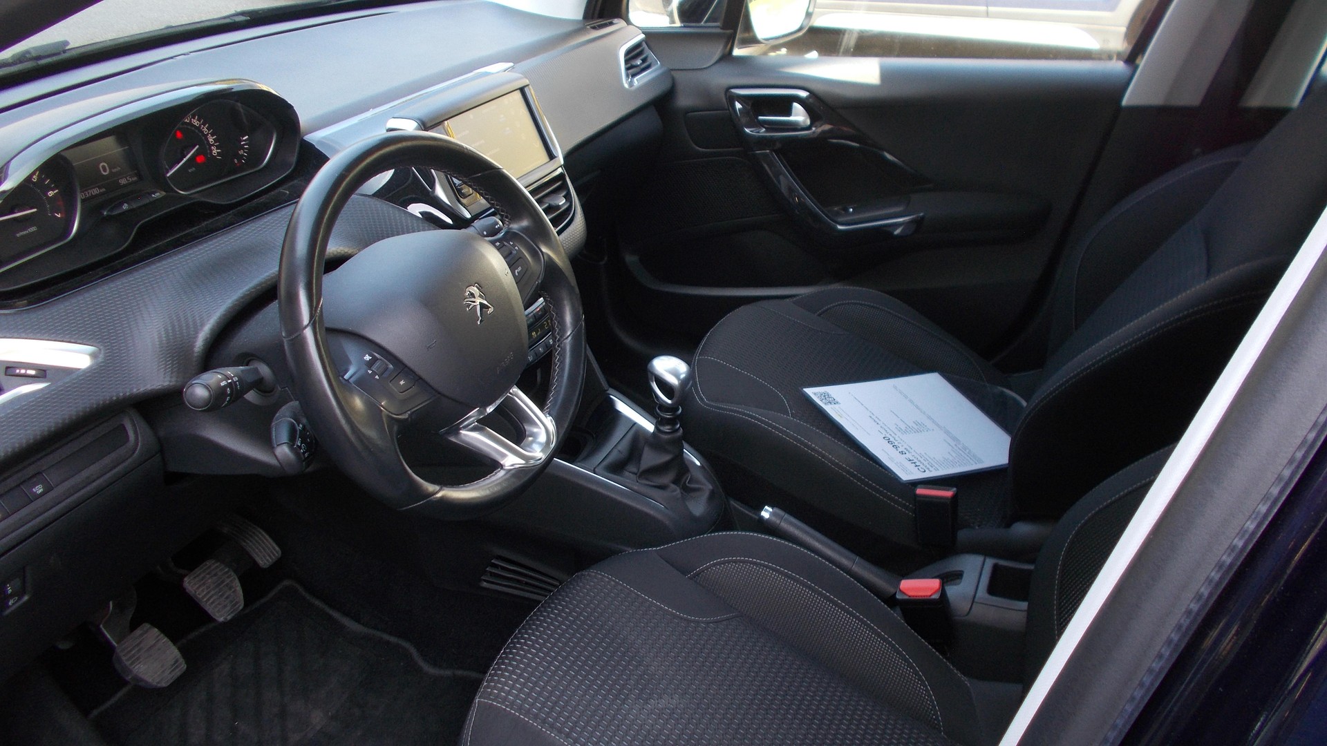 PEUGEOT 208 1.2 PureTech Allure-image-6