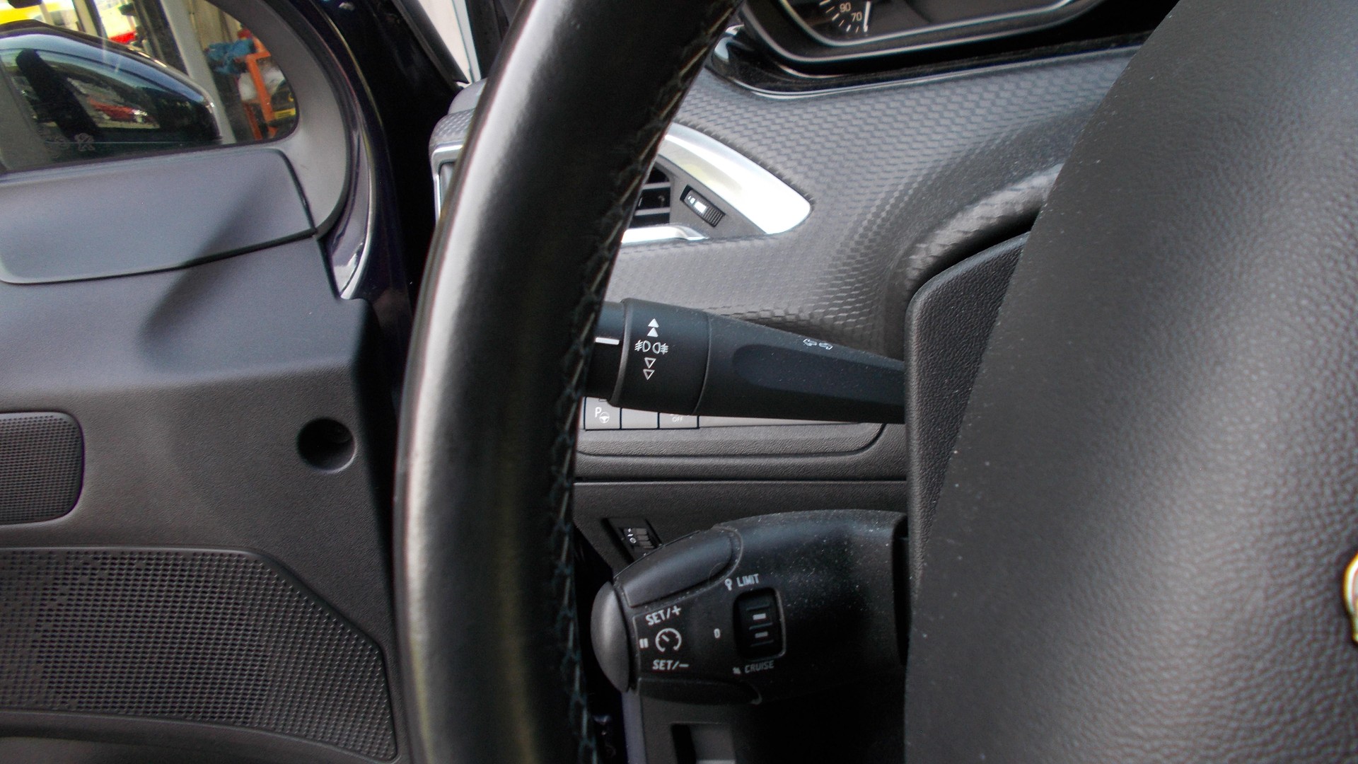 PEUGEOT 208 1.2 PureTech Allure-image-9