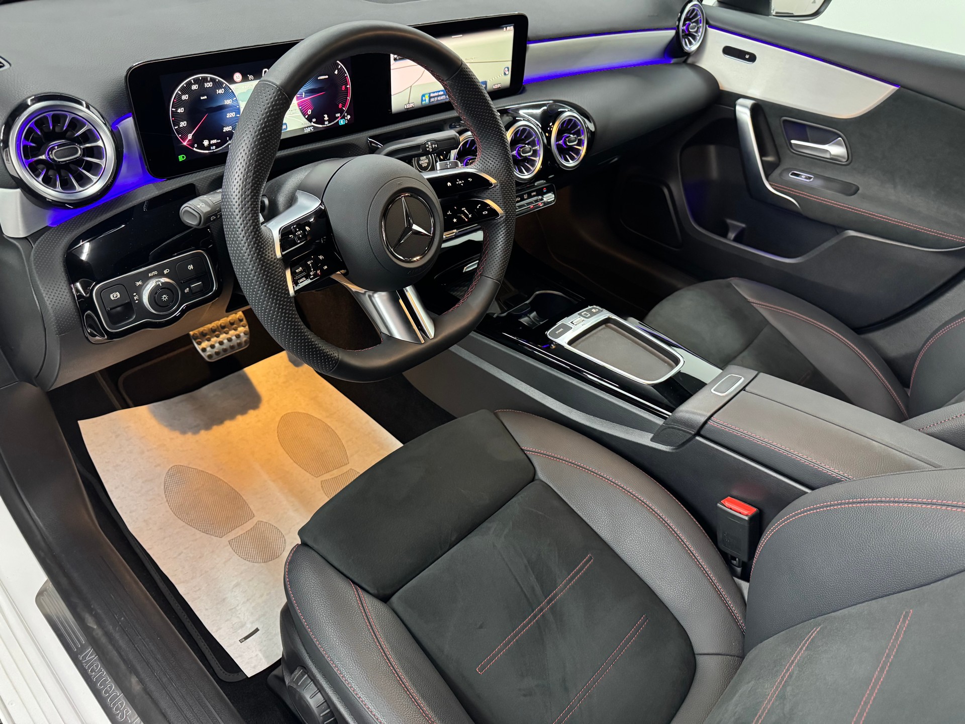 MERCEDES-BENZ A 220 d AMG Line 8G-DCT *Facelift*-image-15