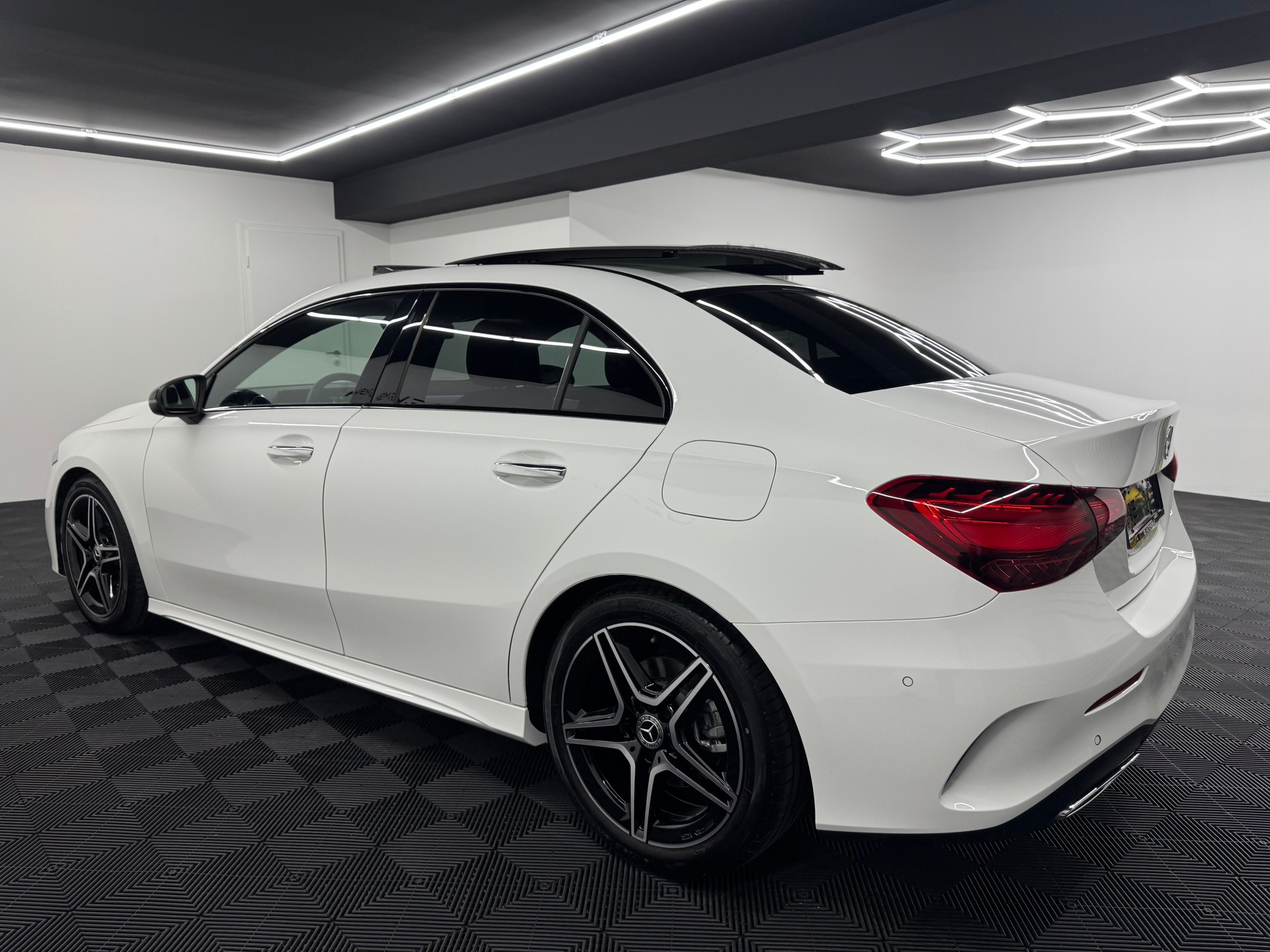 MERCEDES-BENZ A 220 d AMG Line 8G-DCT *Facelift*-image-4