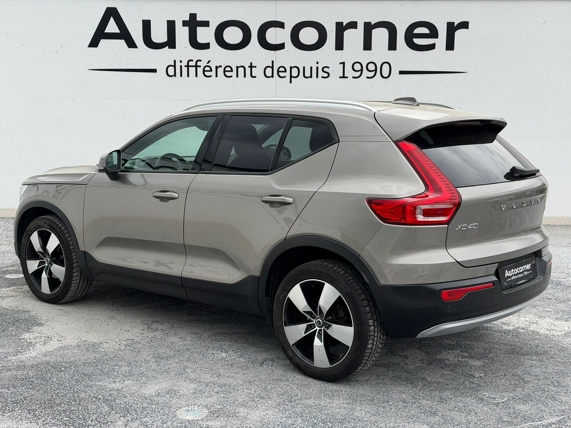 VOLVO XC40 T2 Momentum Geartronic-image-2