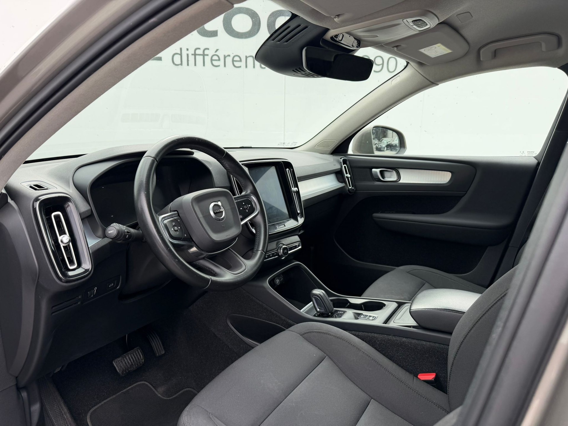 VOLVO XC40 T2 Momentum Geartronic-image-7