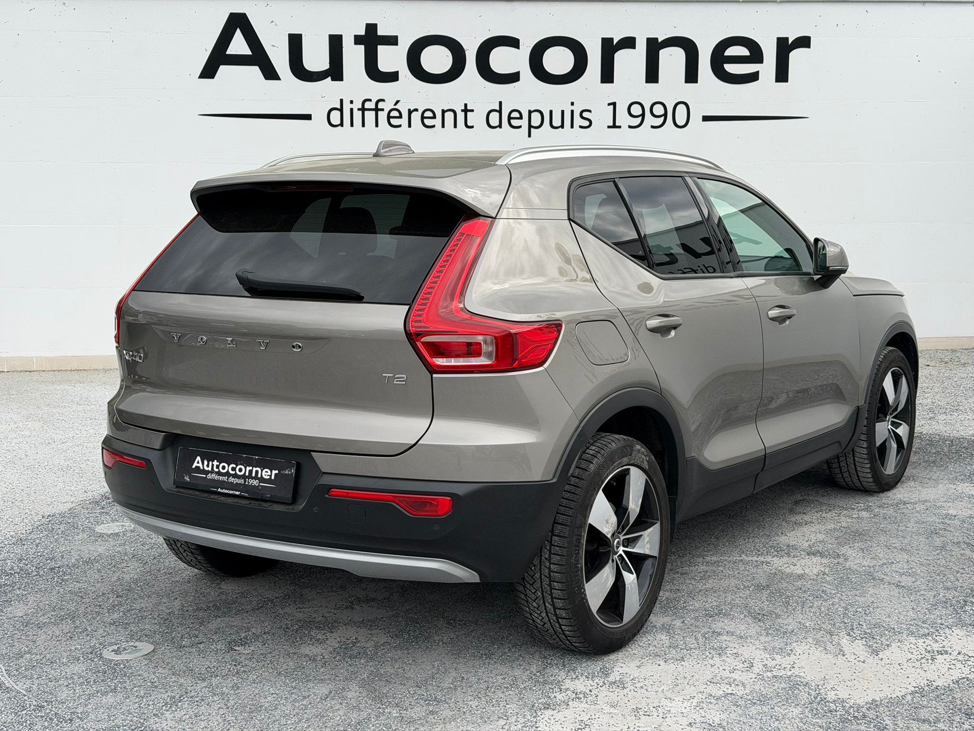 VOLVO XC40 T2 Momentum Geartronic-image-3