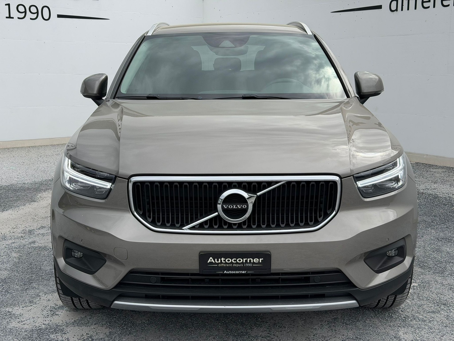 VOLVO XC40 T2 Momentum Geartronic-image-1