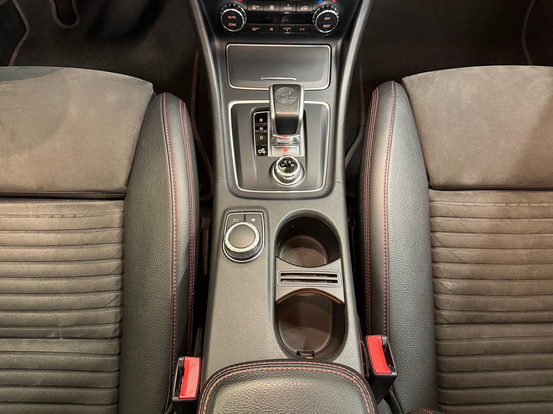 MERCEDES-BENZ CLA 45 AMG 4Matic Speedshift-image-17