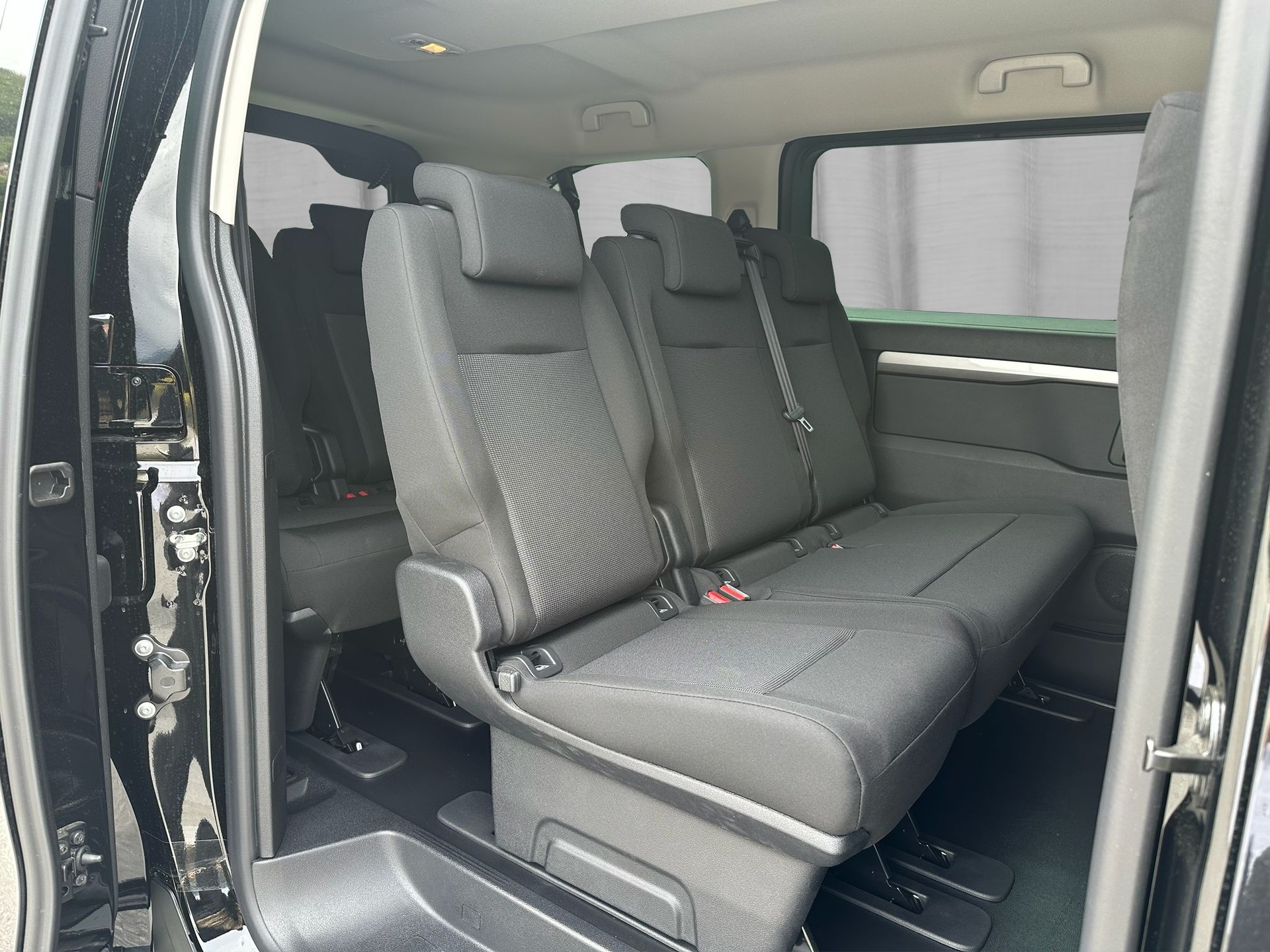 PEUGEOT Traveller 2.2 BlueHDi Family Edition Standard EAT8-image-13