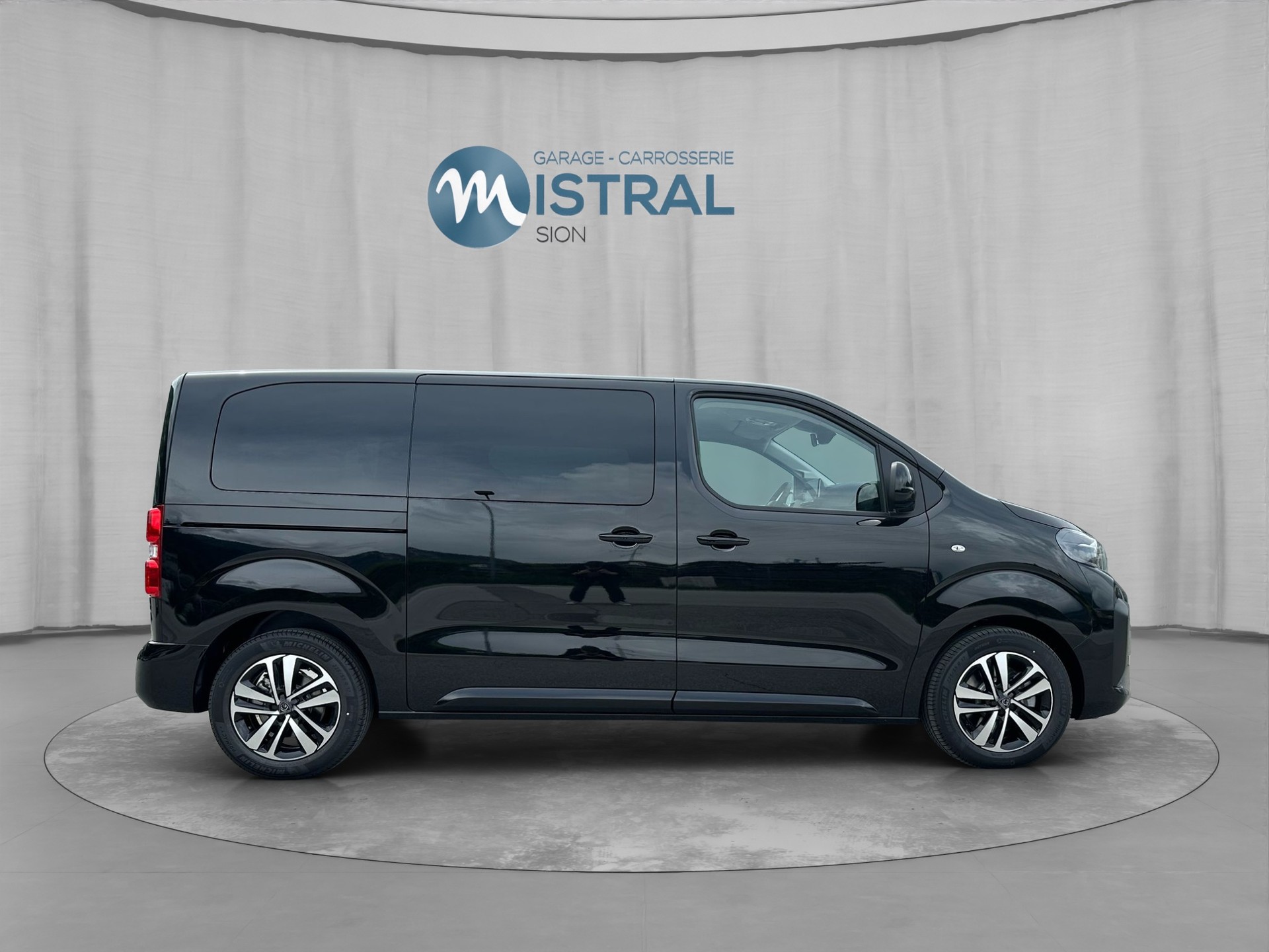 PEUGEOT Traveller 2.2 BlueHDi Family Edition Standard EAT8-image-5