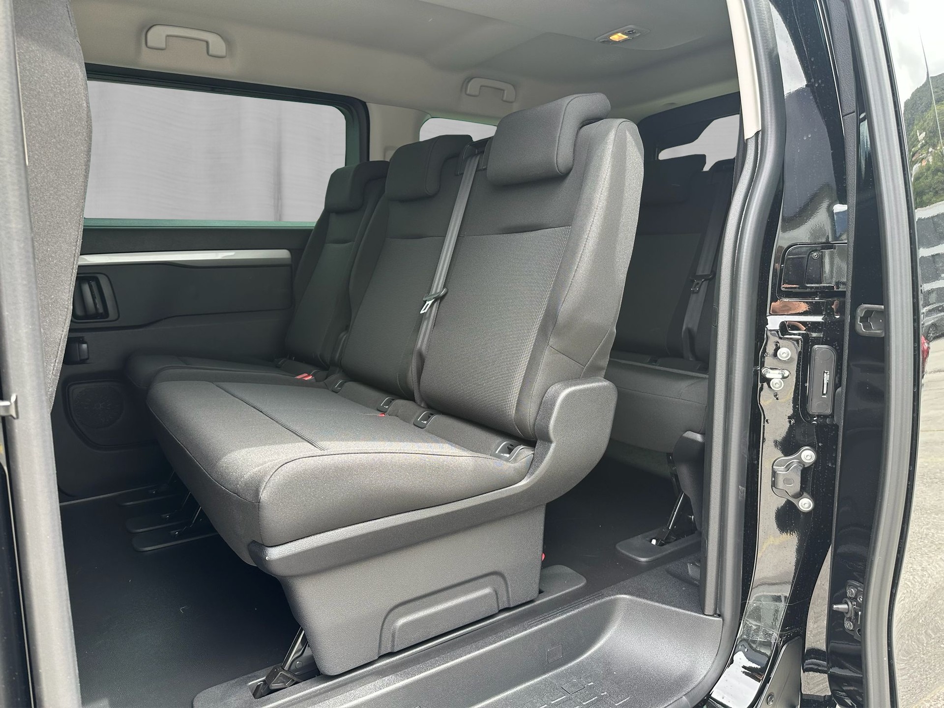 PEUGEOT Traveller 2.2 BlueHDi Family Edition Standard EAT8-image-12
