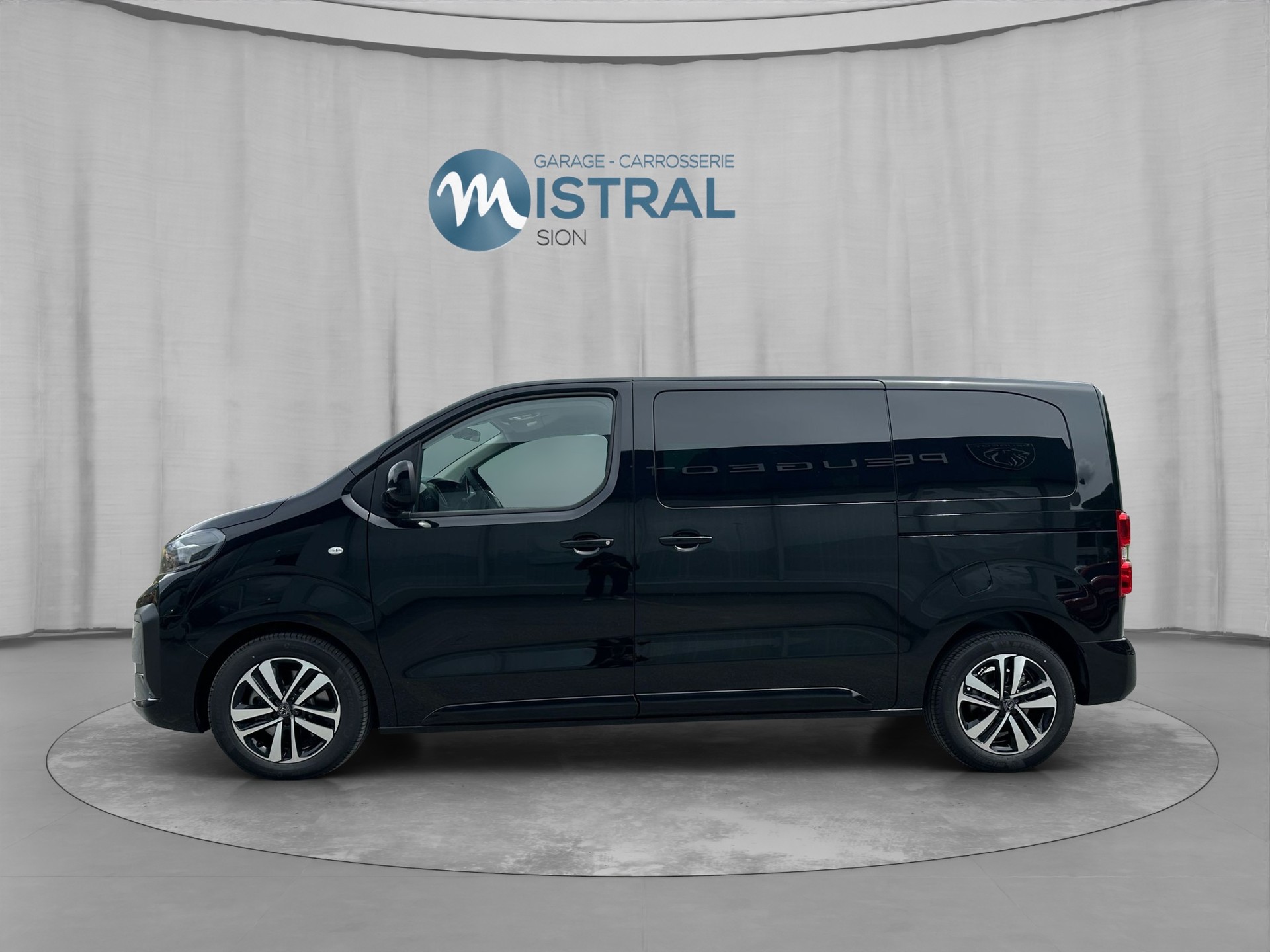PEUGEOT Traveller 2.2 BlueHDi Family Edition Standard EAT8-image-1