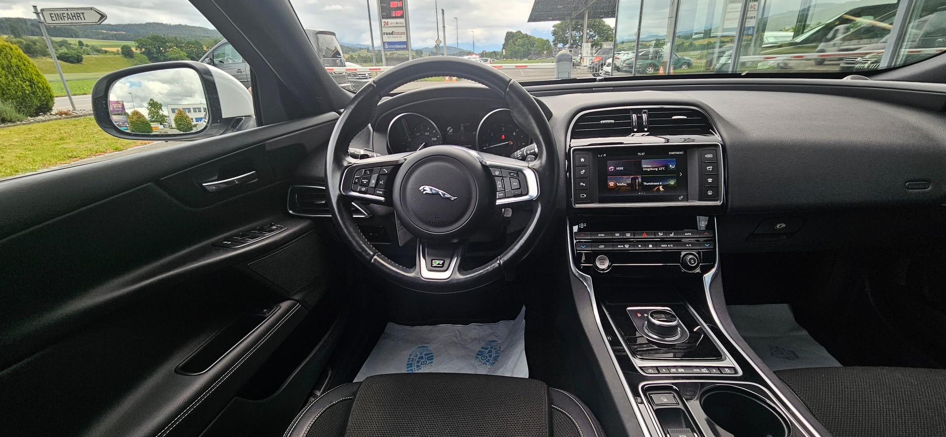 JAGUAR XE 20d R-Sport AWD Automat-image-8