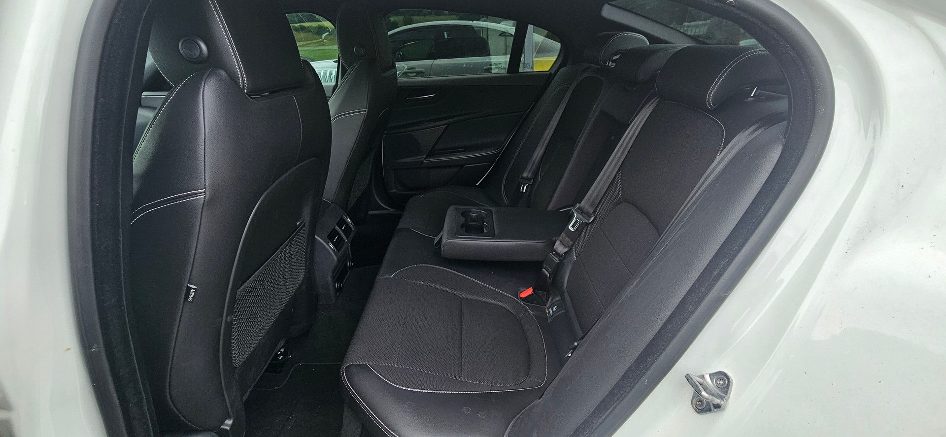 JAGUAR XE 20d R-Sport AWD Automat-image-10