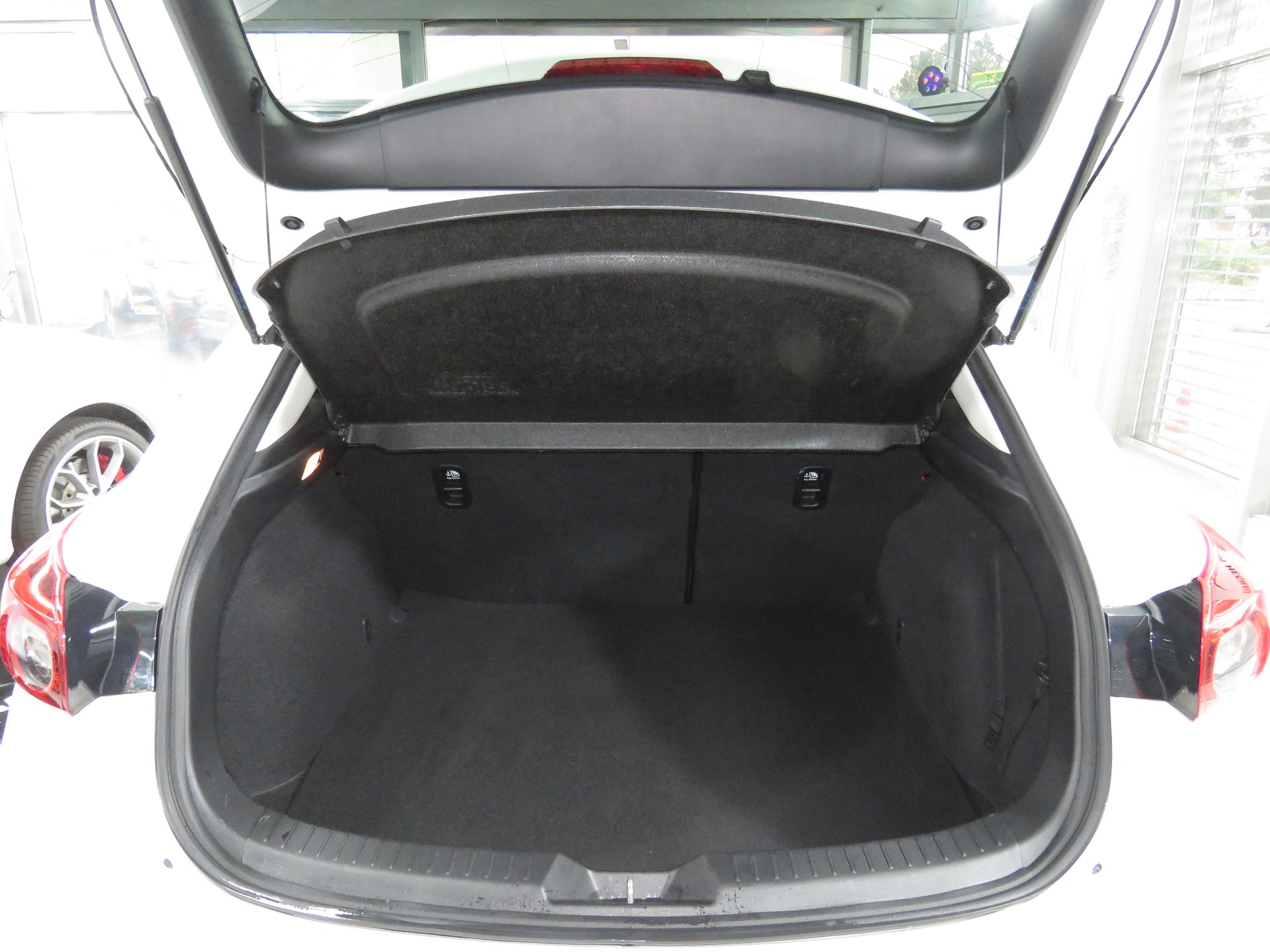 MAZDA 3 SKYACTIV-G 120 Revolution-image-10
