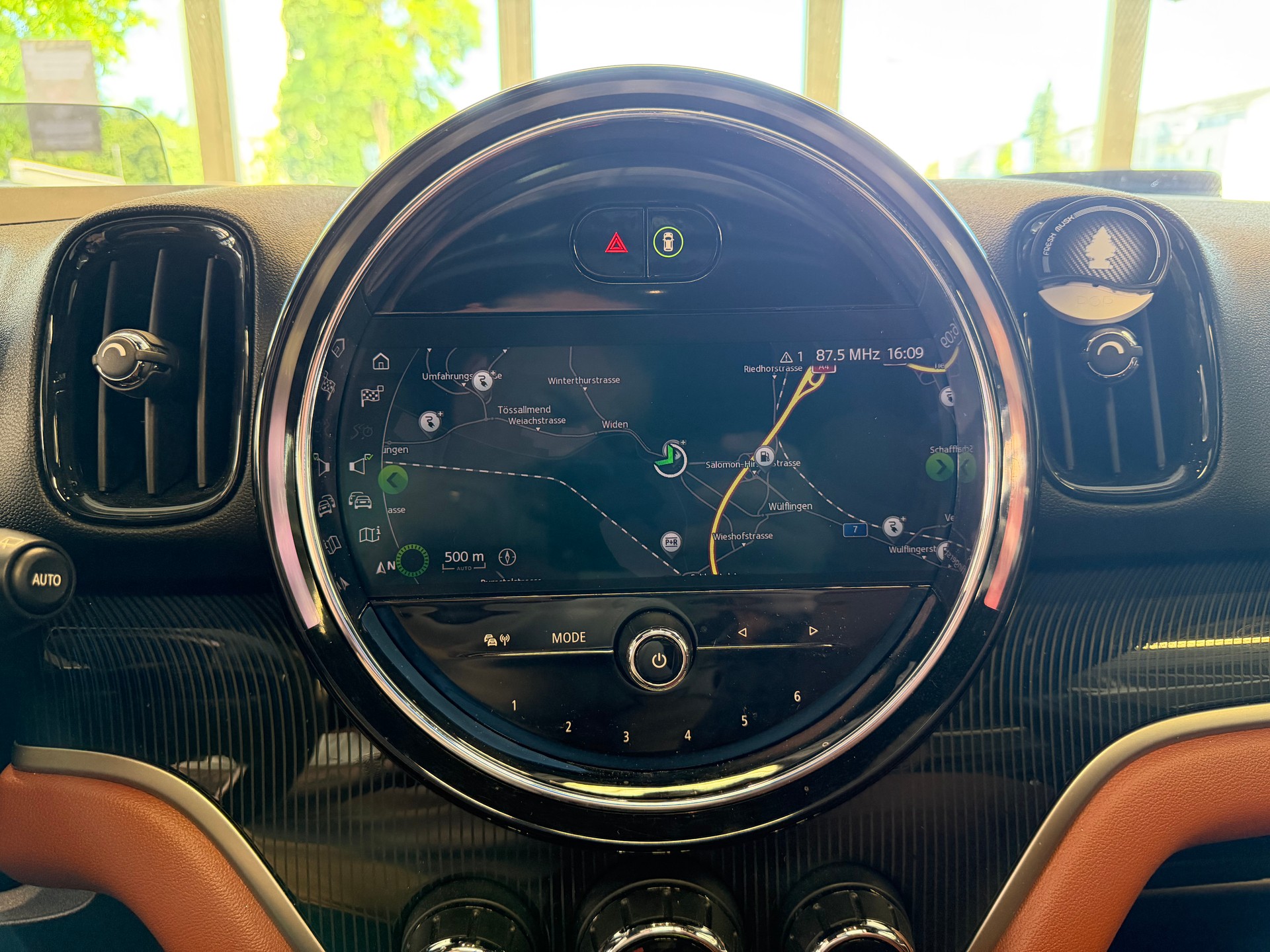 MINI Countryman Cooper SE ALL4 PHEV | CH | Free Service | Leder Chester Braun | Assistenz Paket | Head Up |-image-16