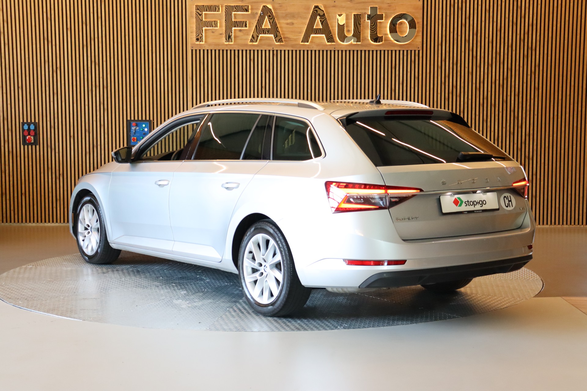 SKODA Superb Combi 2.0 TDI 200 Style 4x4 DSG-image-8