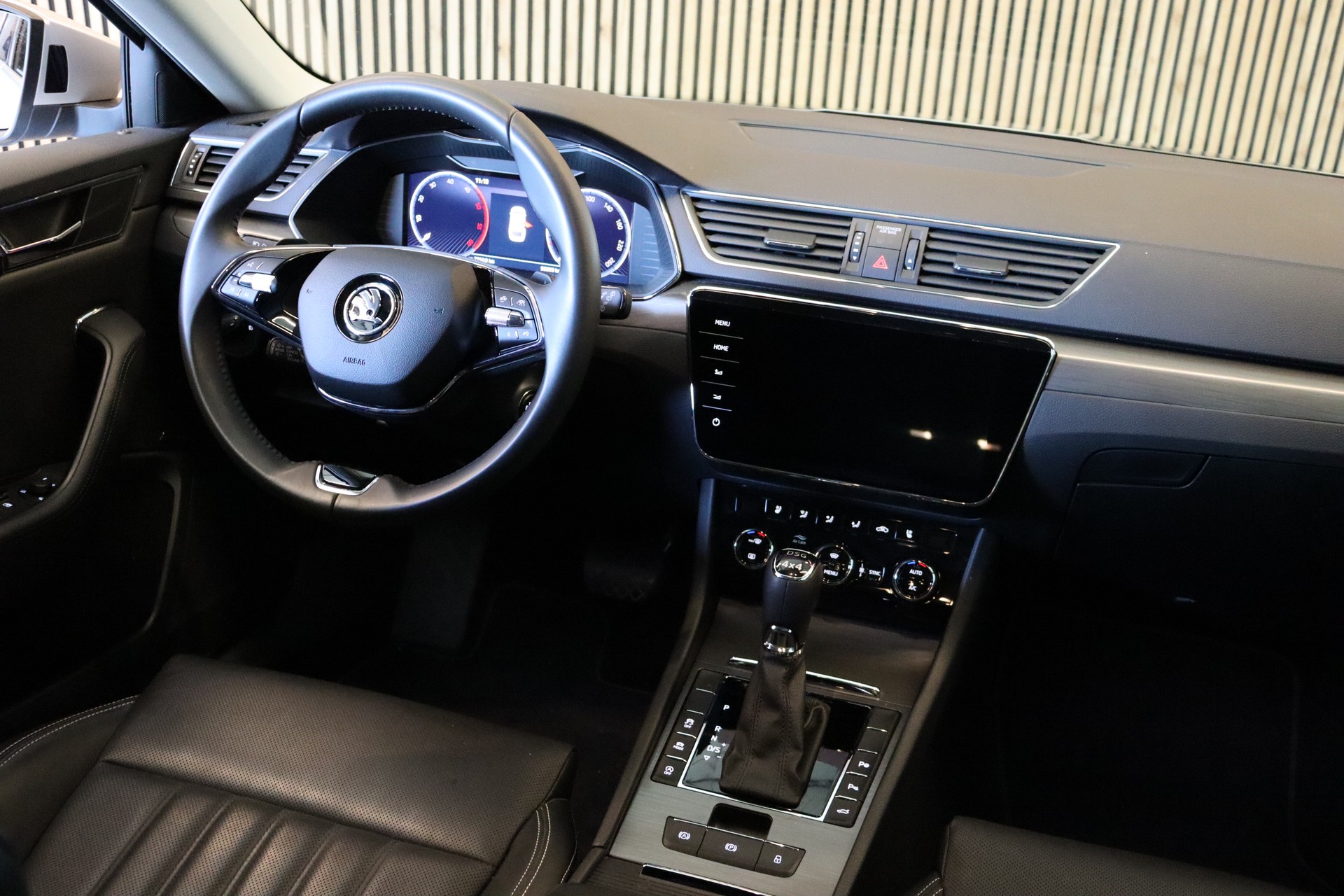 SKODA Superb Combi 2.0 TDI 200 Style 4x4 DSG-image-11