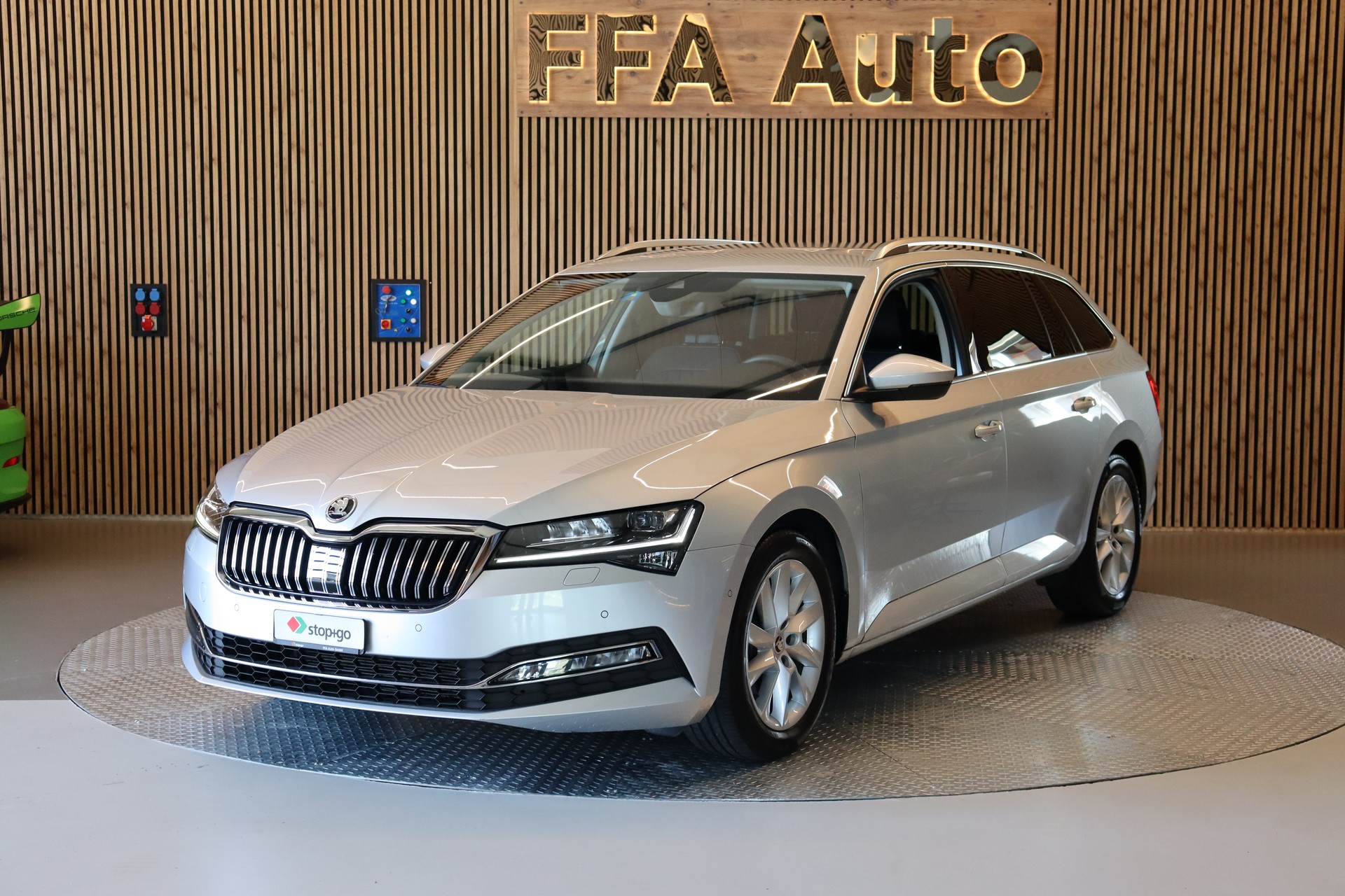 SKODA Superb Combi 2.0 TDI 200 Style 4x4 DSG-image-0