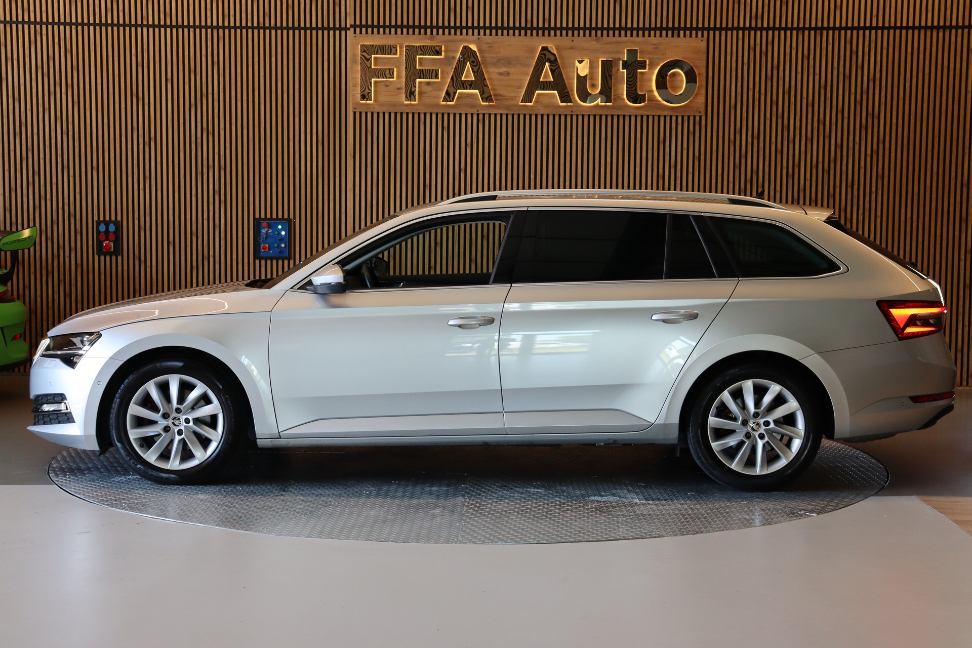 SKODA Superb Combi 2.0 TDI 200 Style 4x4 DSG-image-9