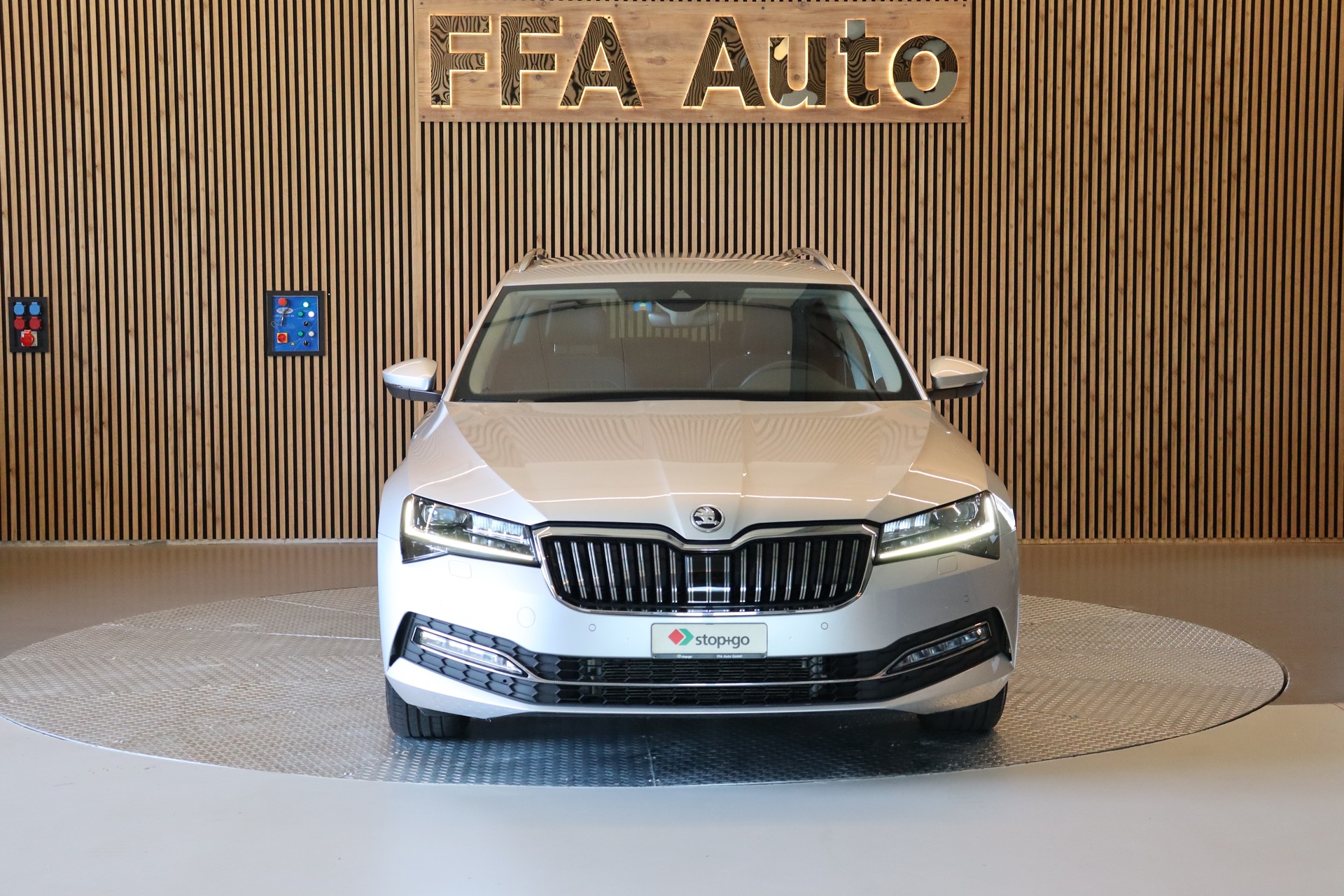 SKODA Superb Combi 2.0 TDI 200 Style 4x4 DSG-image-1