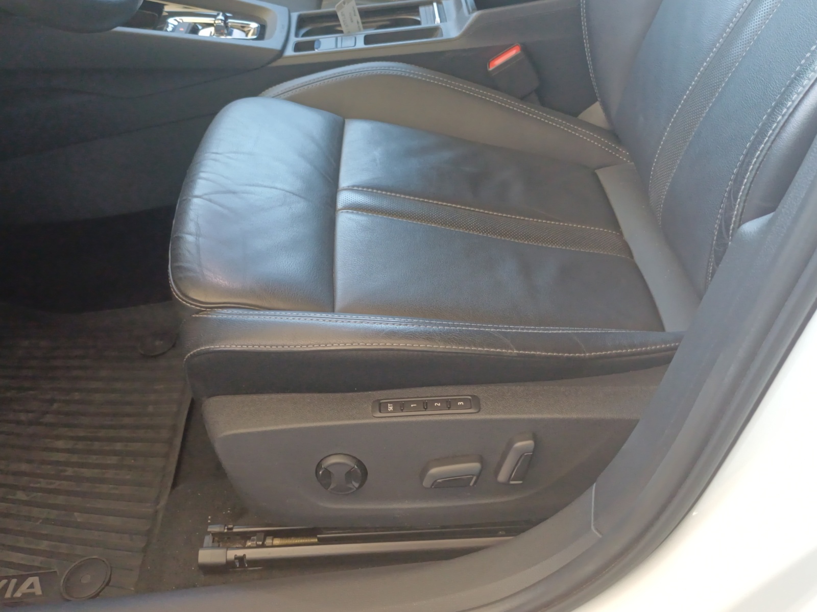 SKODA Octavia Combi 2.0 TSI Style DSG 4x4-image-14
