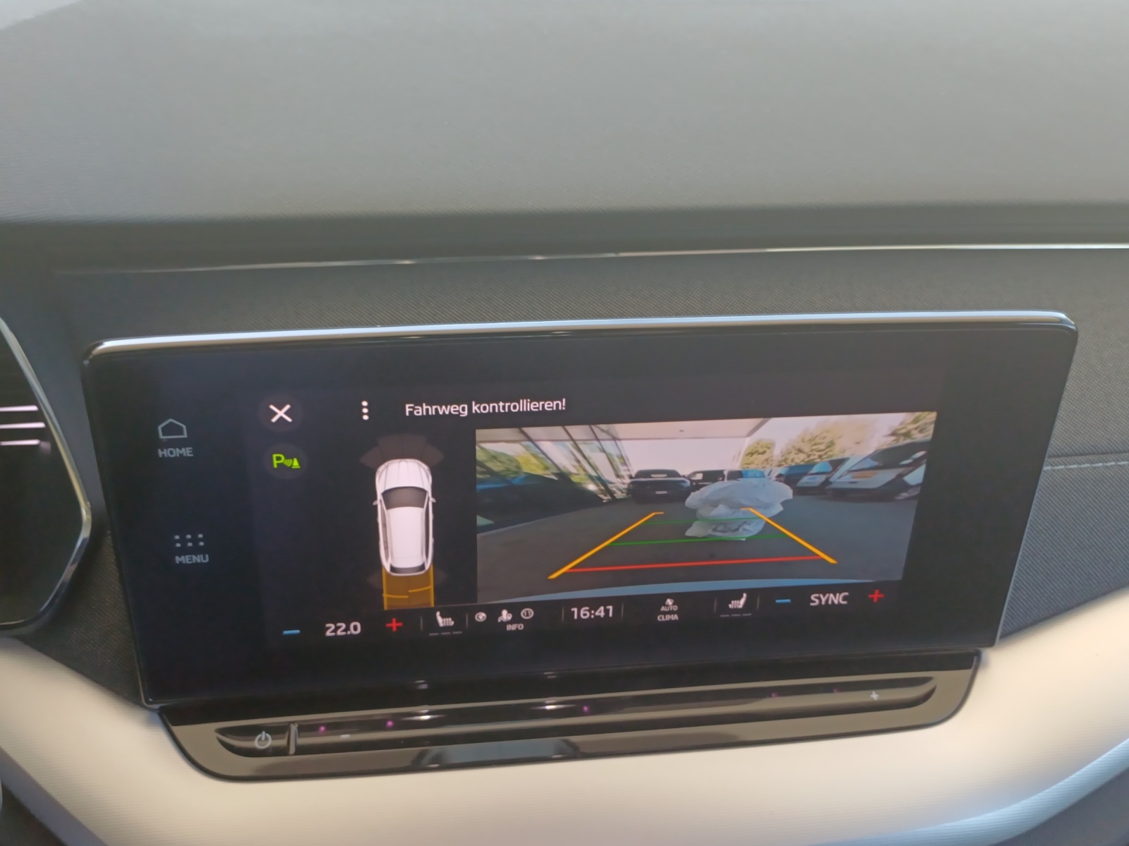 SKODA Octavia Combi 2.0 TSI Style DSG 4x4-image-15