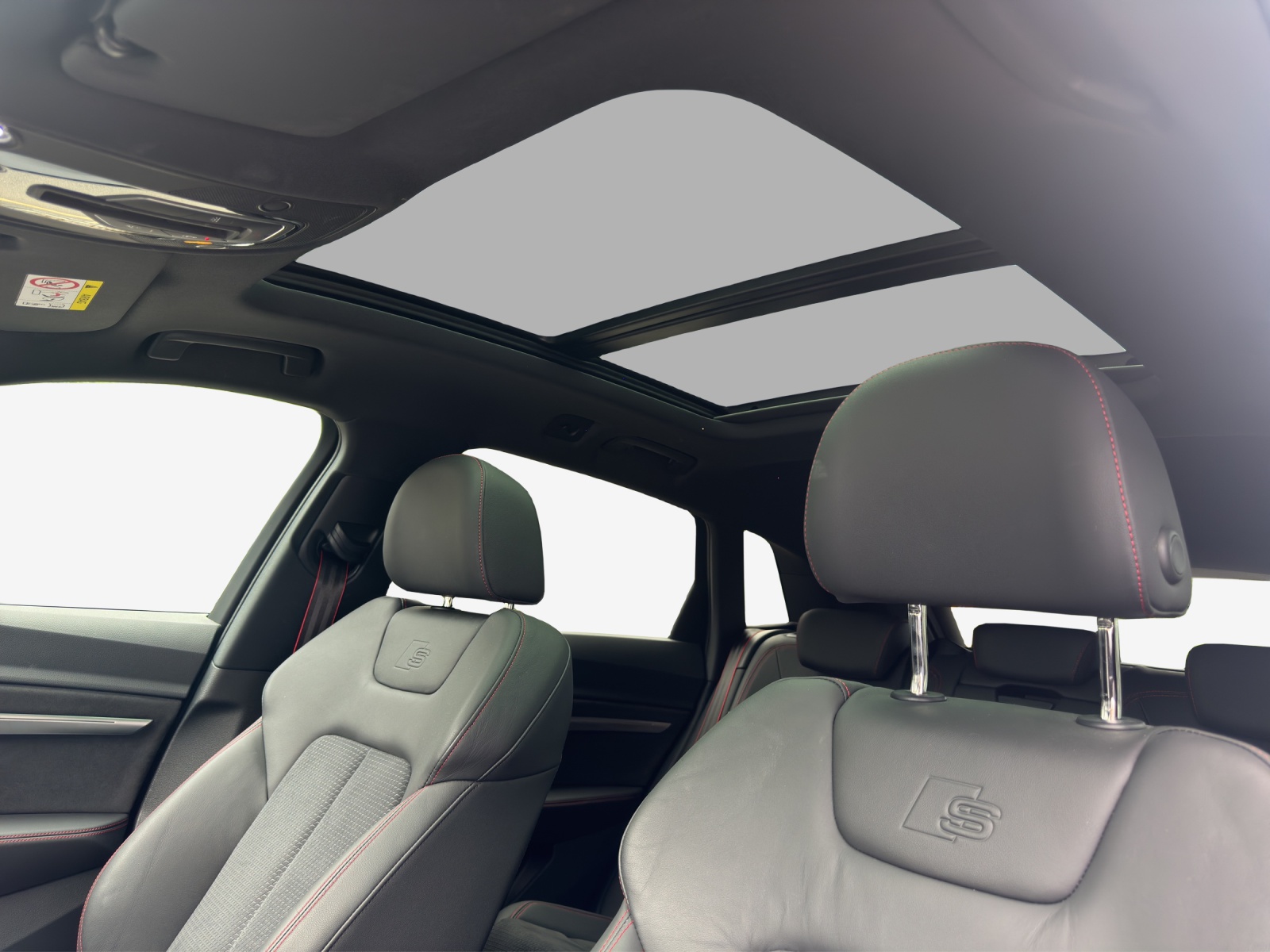 AUDI Q8 50 e-tron Black Edition quattro-image-14