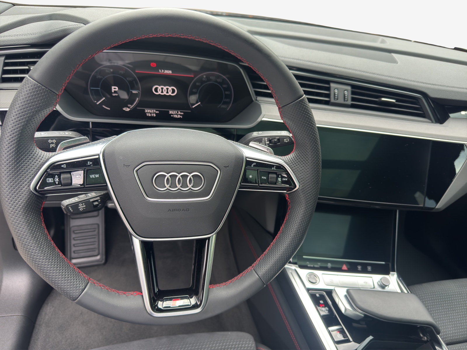 AUDI Q8 50 e-tron Black Edition quattro-image-9