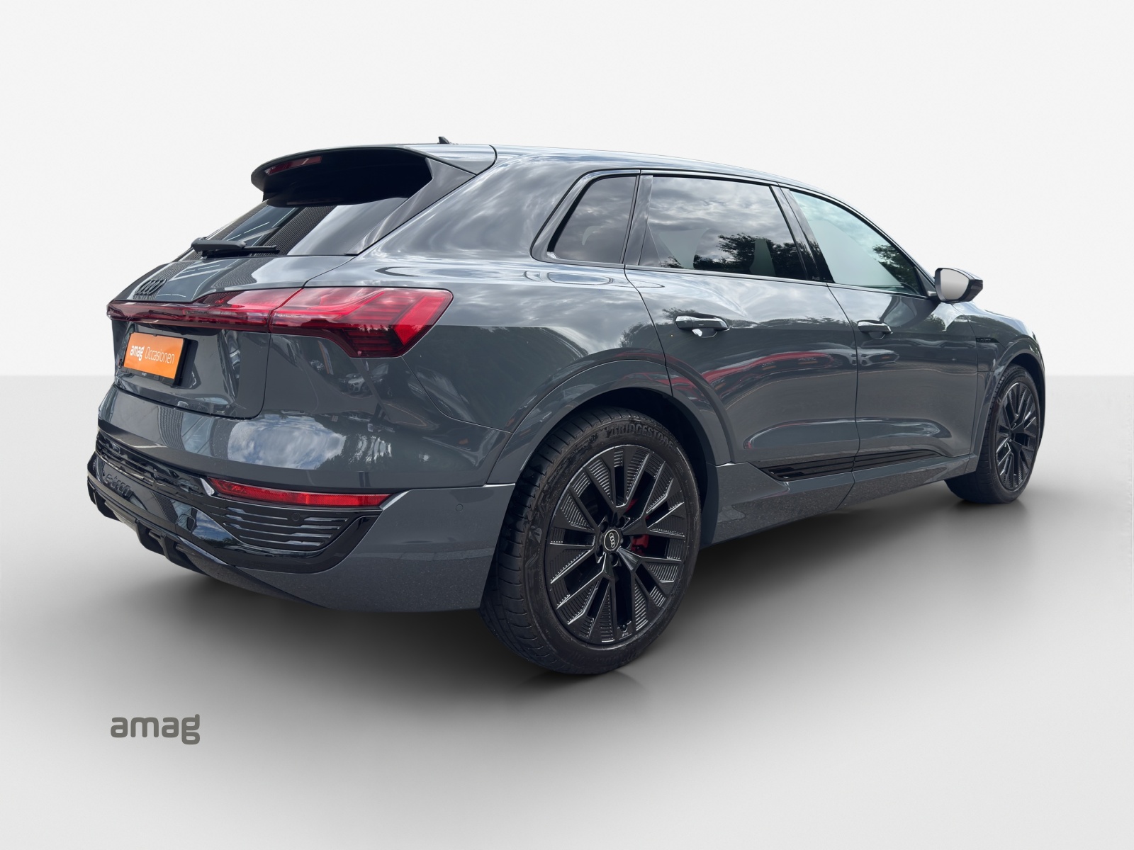 AUDI Q8 50 e-tron Black Edition quattro-image-4