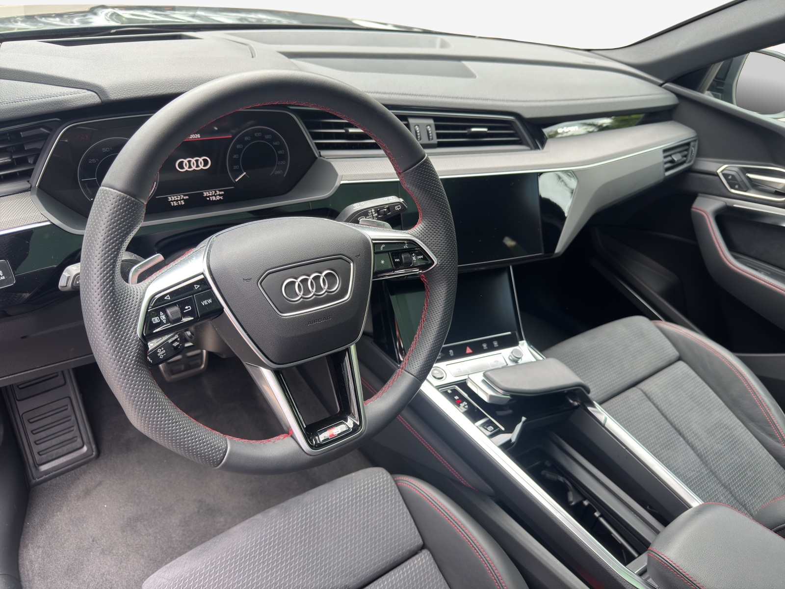 AUDI Q8 50 e-tron Black Edition quattro-image-10