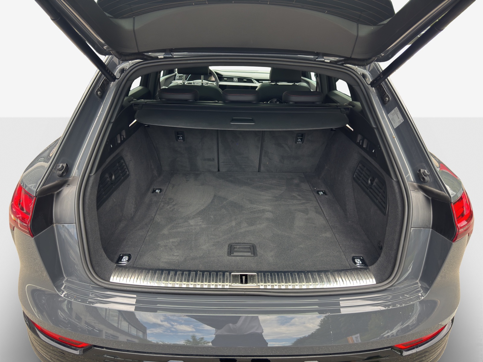 AUDI Q8 50 e-tron Black Edition quattro-image-12