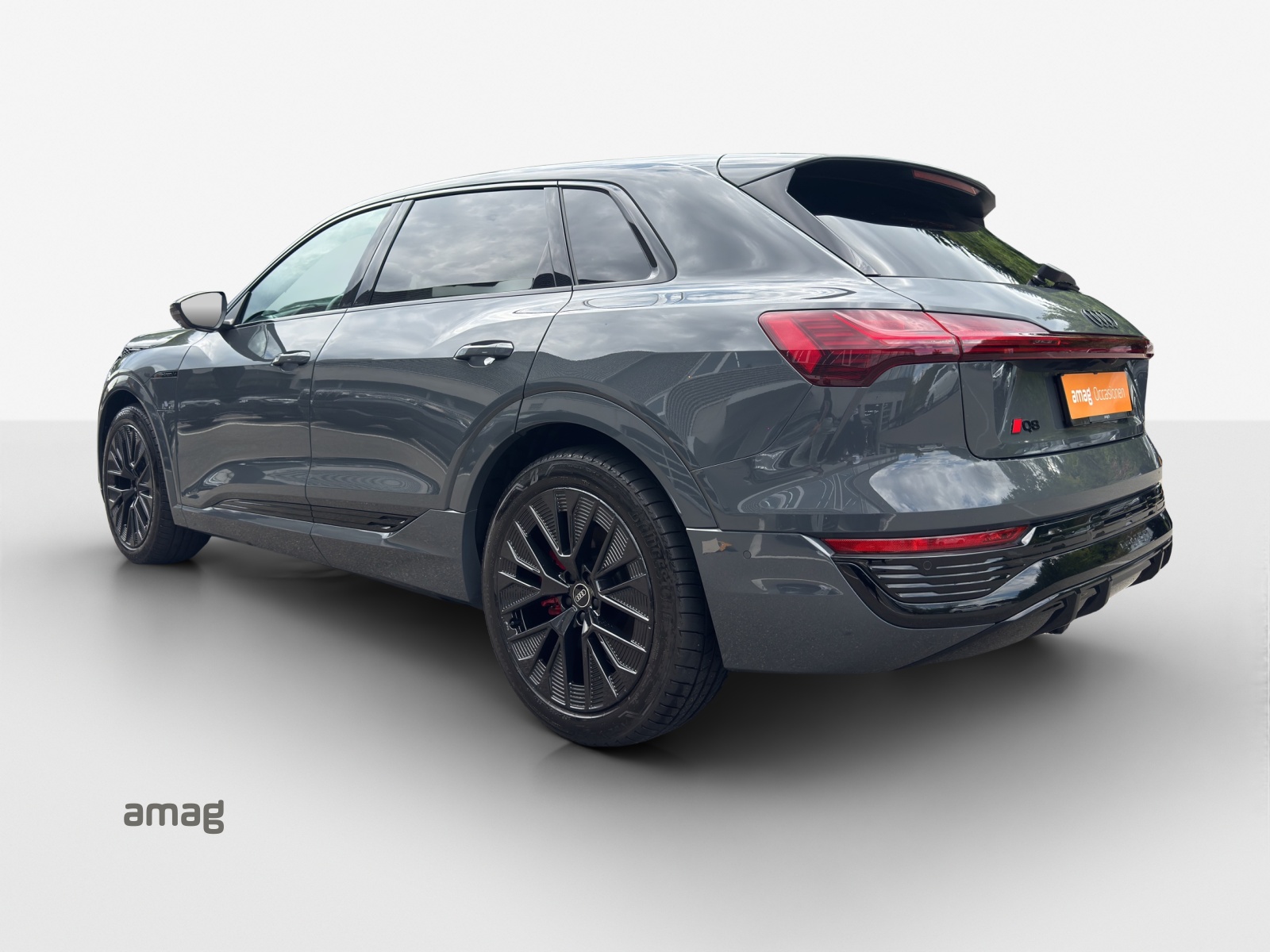 AUDI Q8 50 e-tron Black Edition quattro-image-2