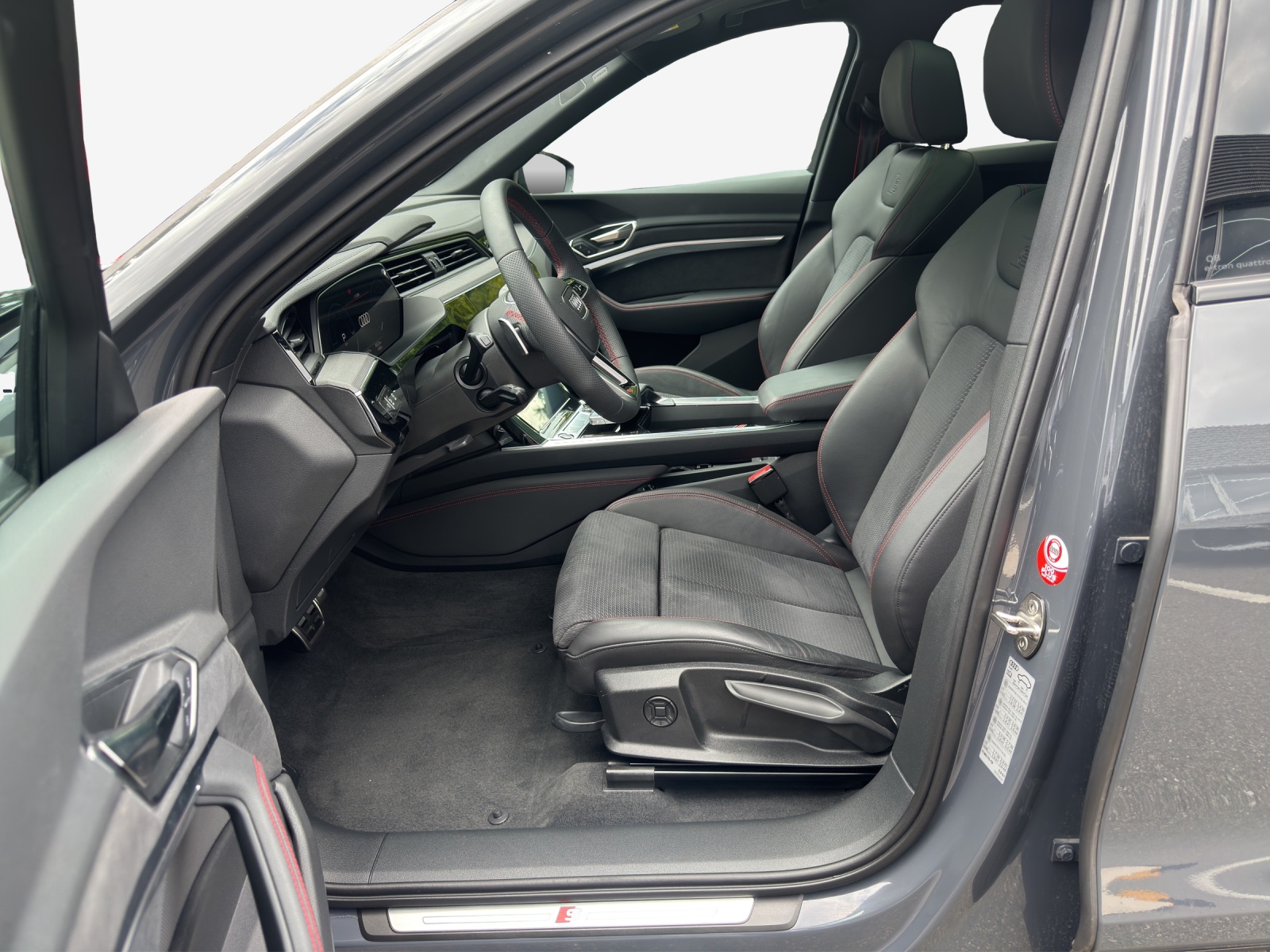 AUDI Q8 50 e-tron Black Edition quattro-image-7