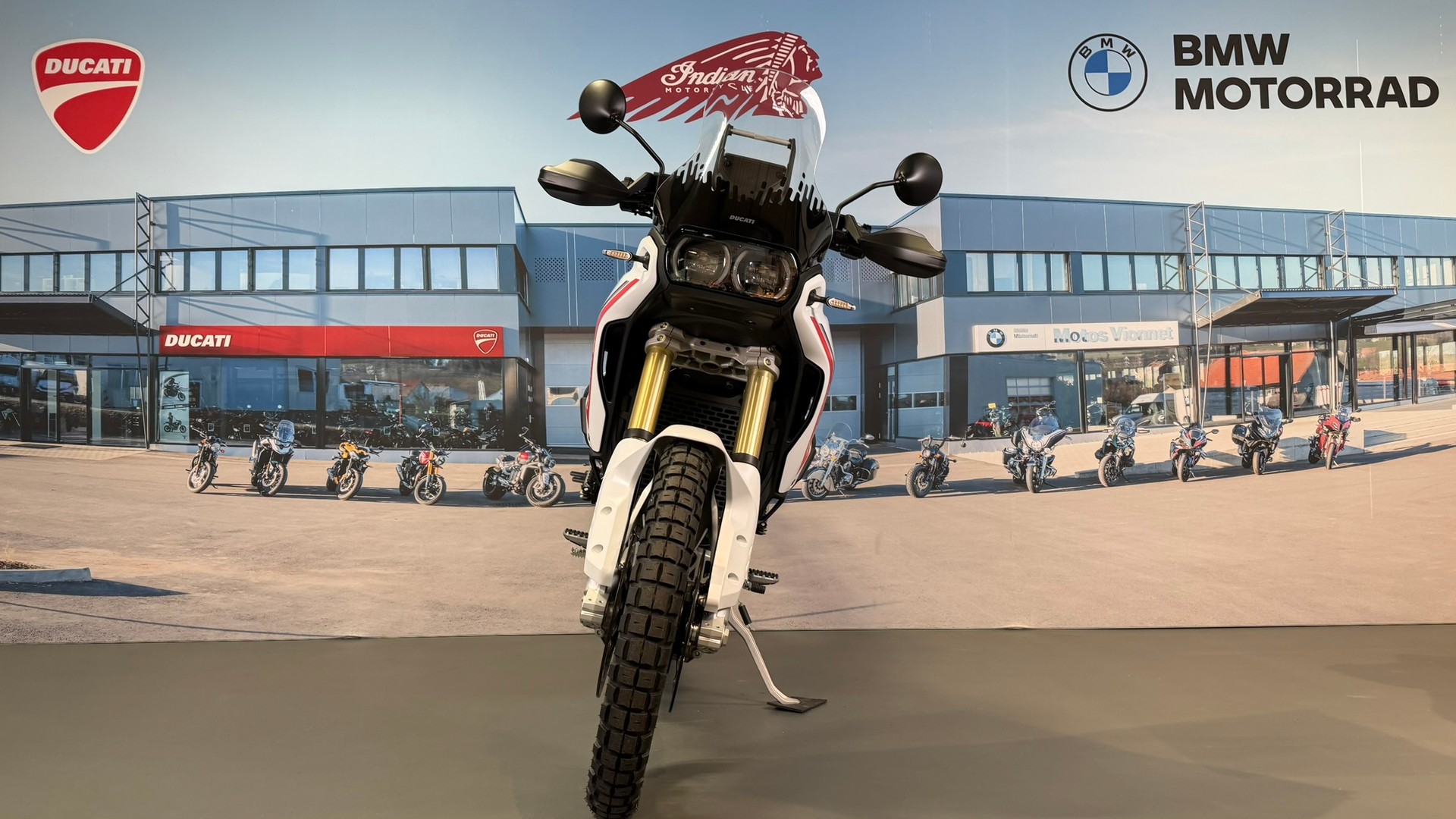 DUCATI DESERT X-showroom-element-1