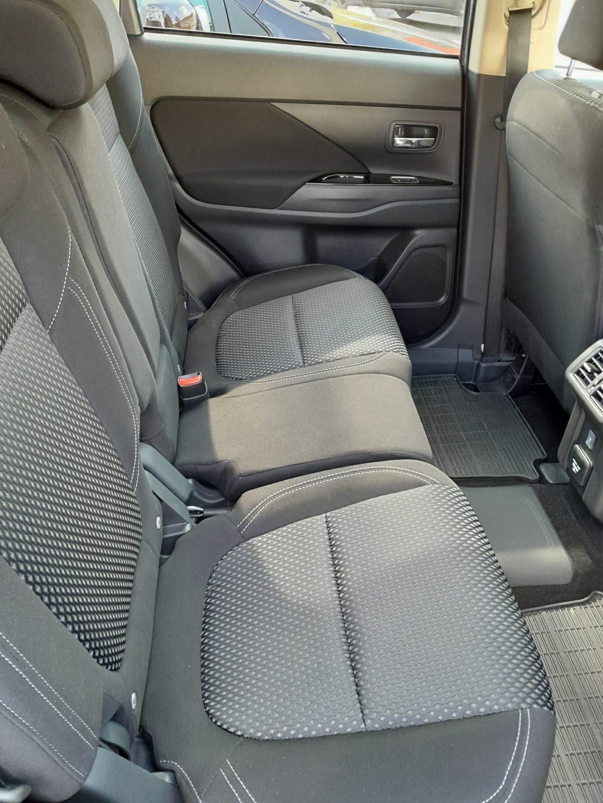 MITSUBISHI 2.4 PHEV Style-image-5